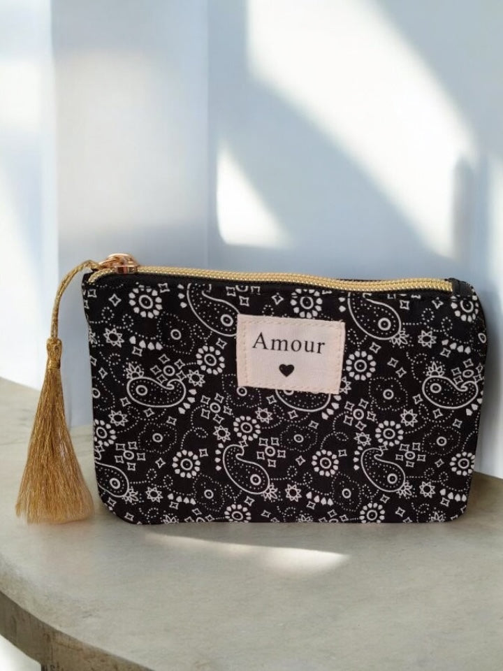 Pochette en tissu noir motifs bandana “Amour”