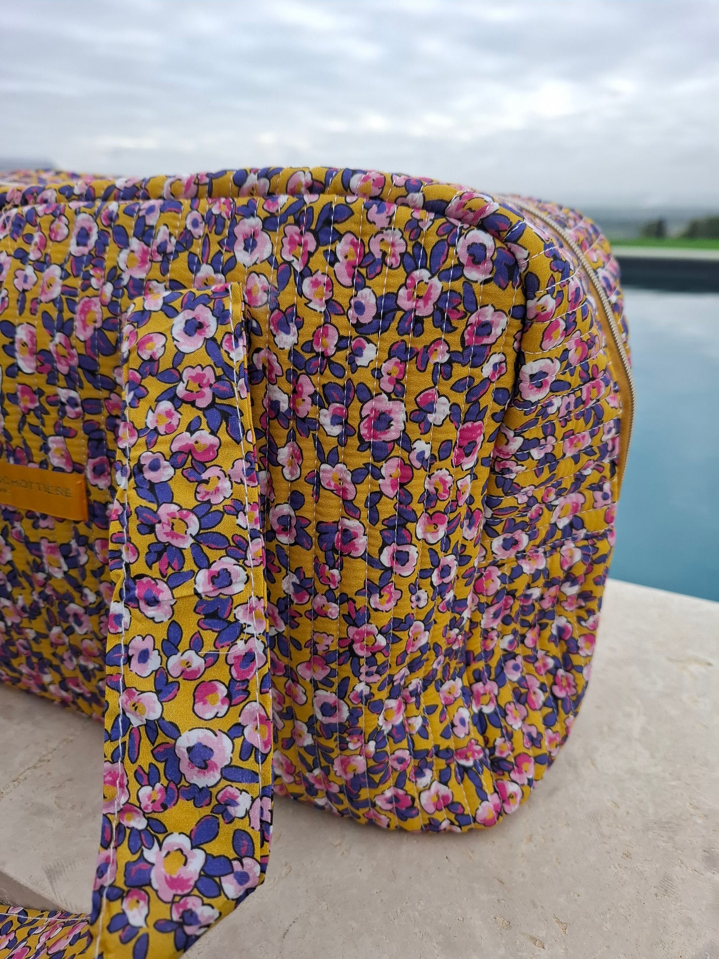 Sac week-end polochon en coton matelassé jaune liberty fleuris rose et violet