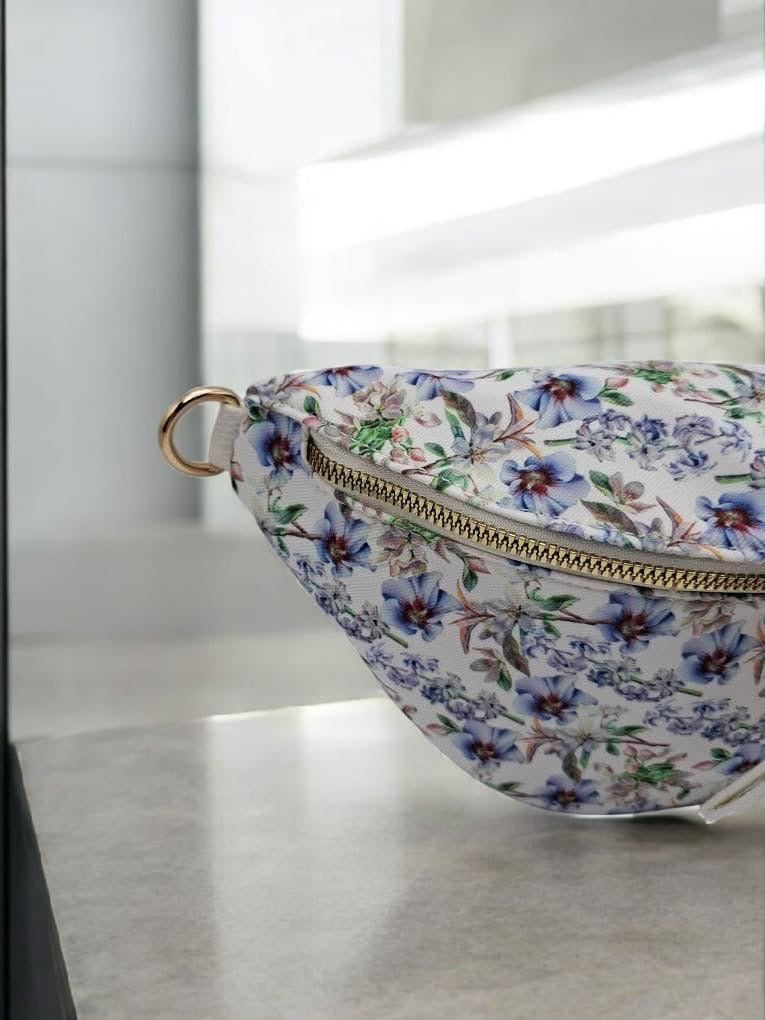 Sac banane en tissu coton liberty blanc à motif floral à tons bleus
