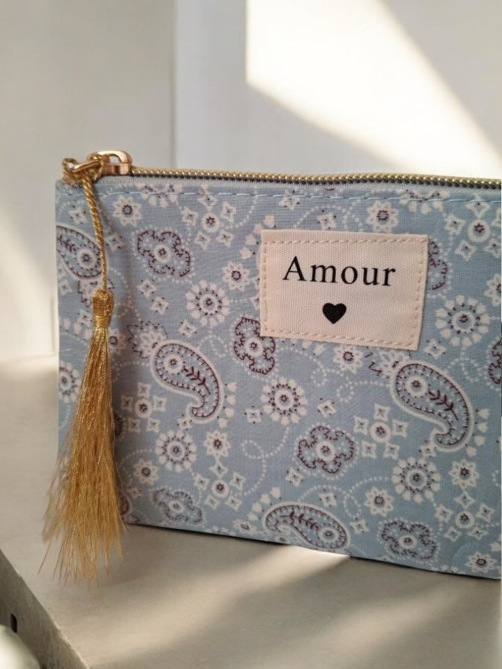 Pochette en tissu bleu clair motifs bandana “Amour”