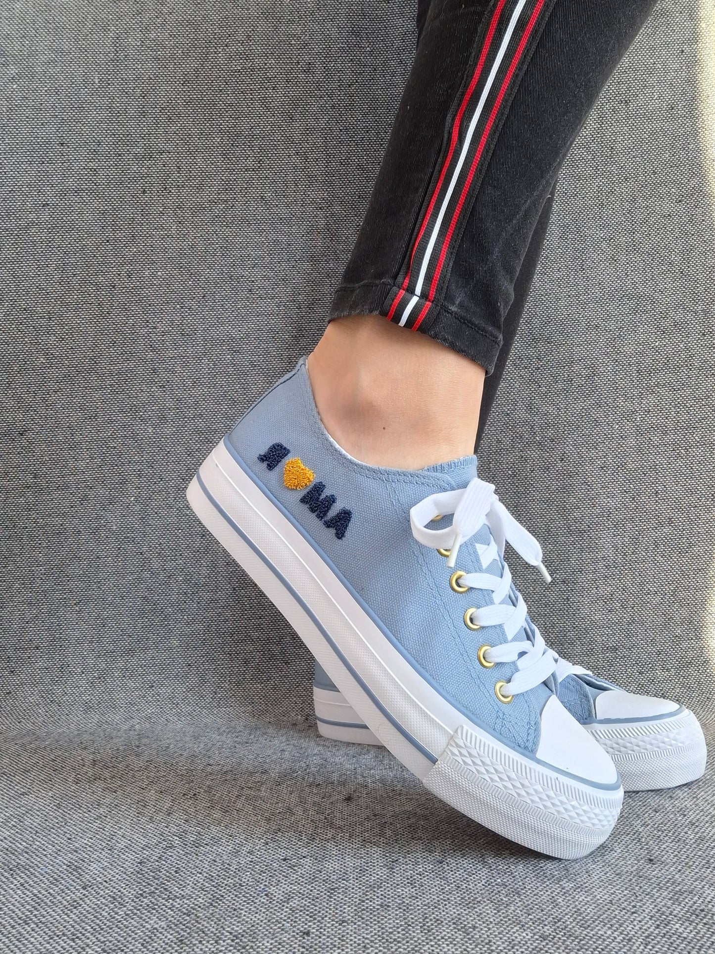 Chaussures baskets basses en toile bleu denim avec inscription “Amor” style converse