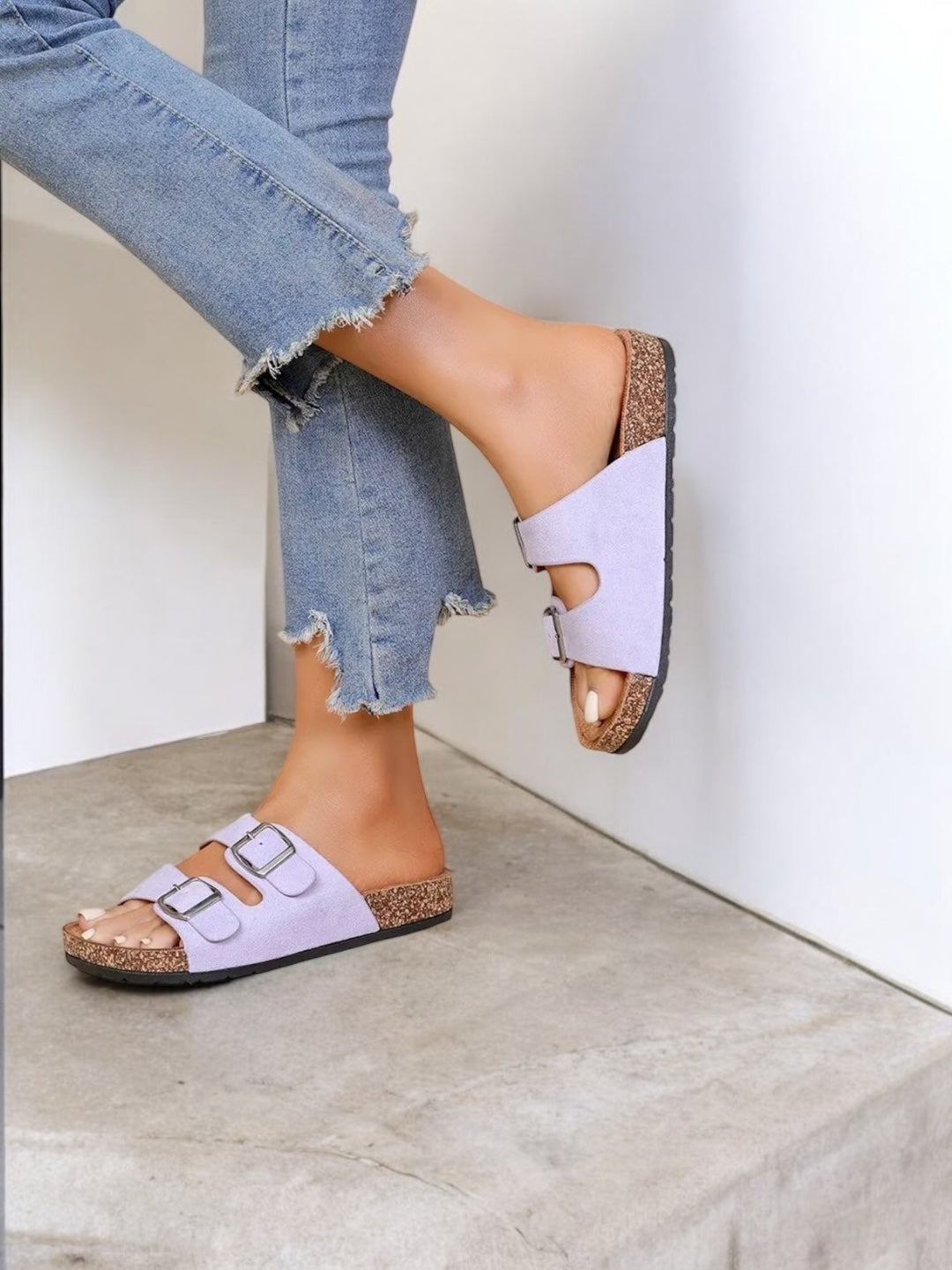 Chaussures sandales lilas à doubles lanières avec boucles métalliques style Birkenstock