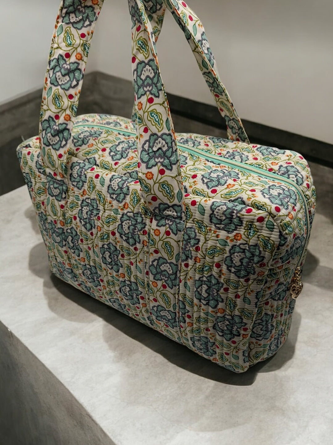 Sac week-end polochon en coton matelassé blanc liberty fleuri jaune et bleu