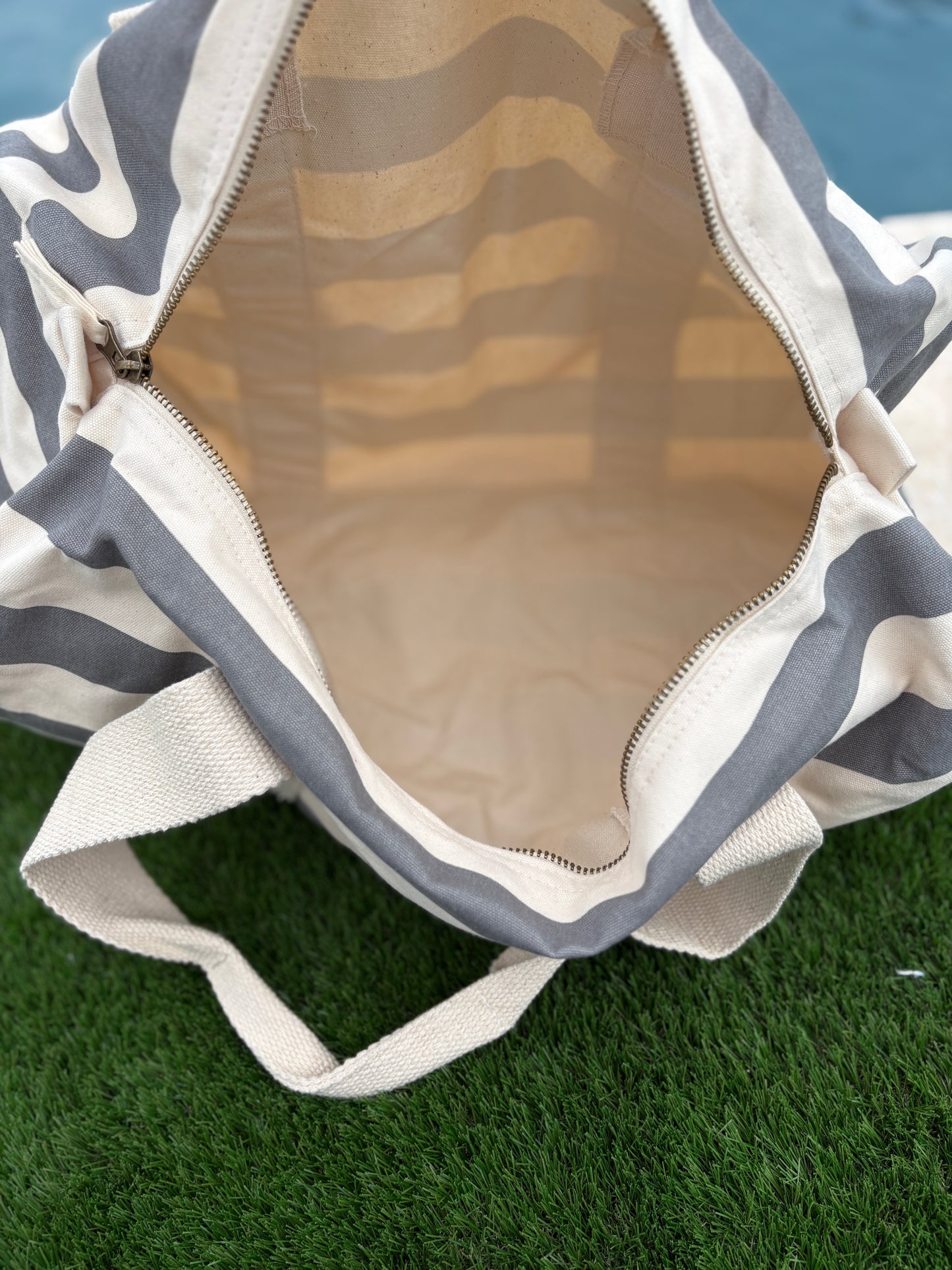 Sac polochon en coton rayé gris et blanc