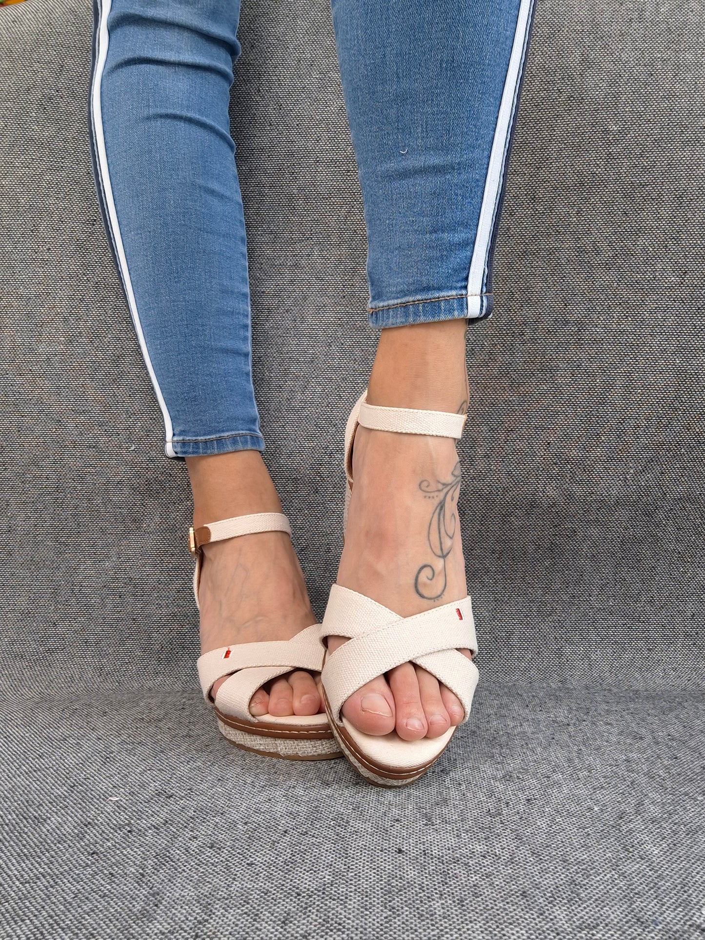 Chaussures sandales compensées tissu à lanières beige et semelle beige pointure