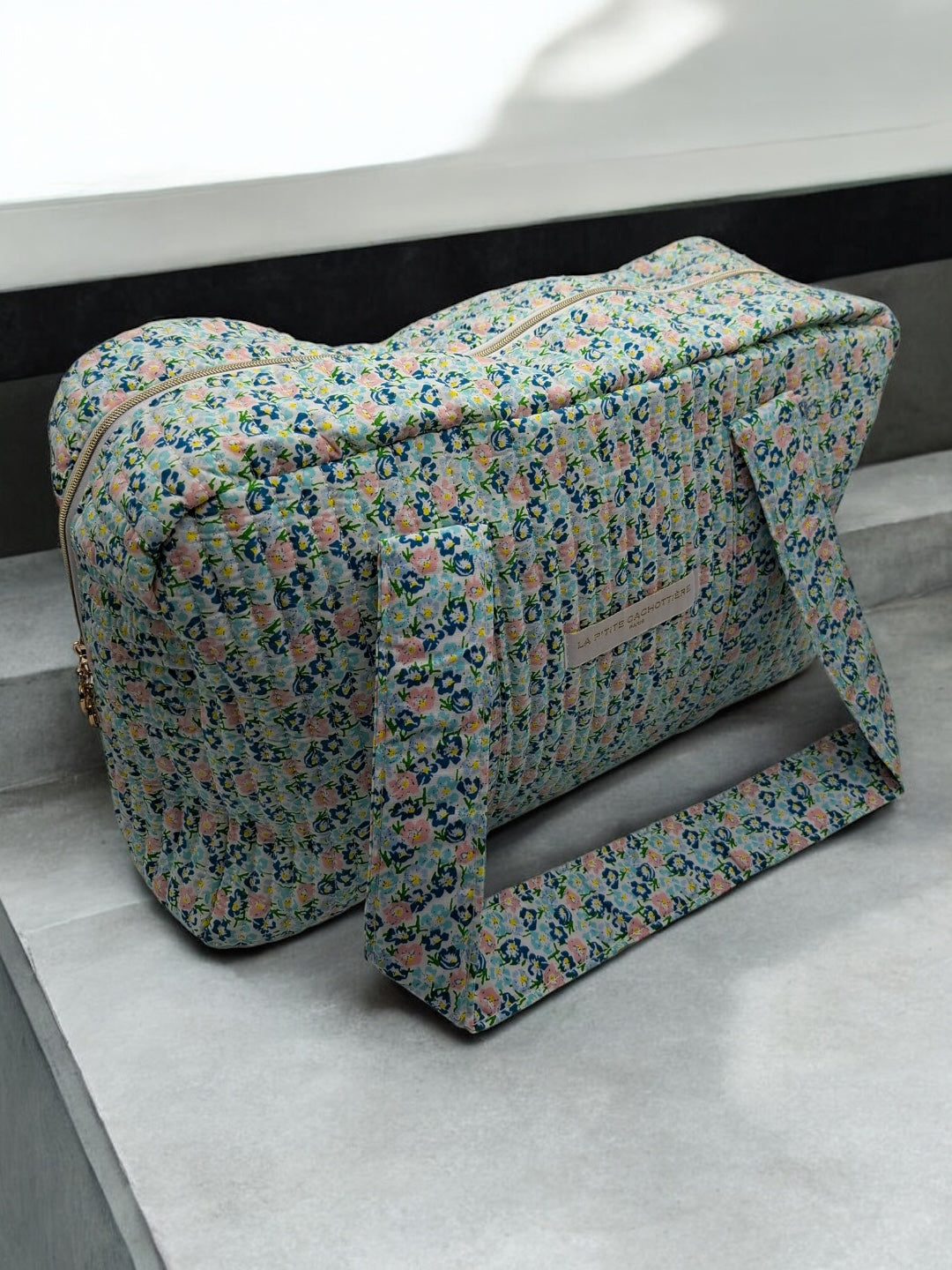 Sac week-end polochon en coton matelassé liberty fleuri bleu turquoise et touches orange