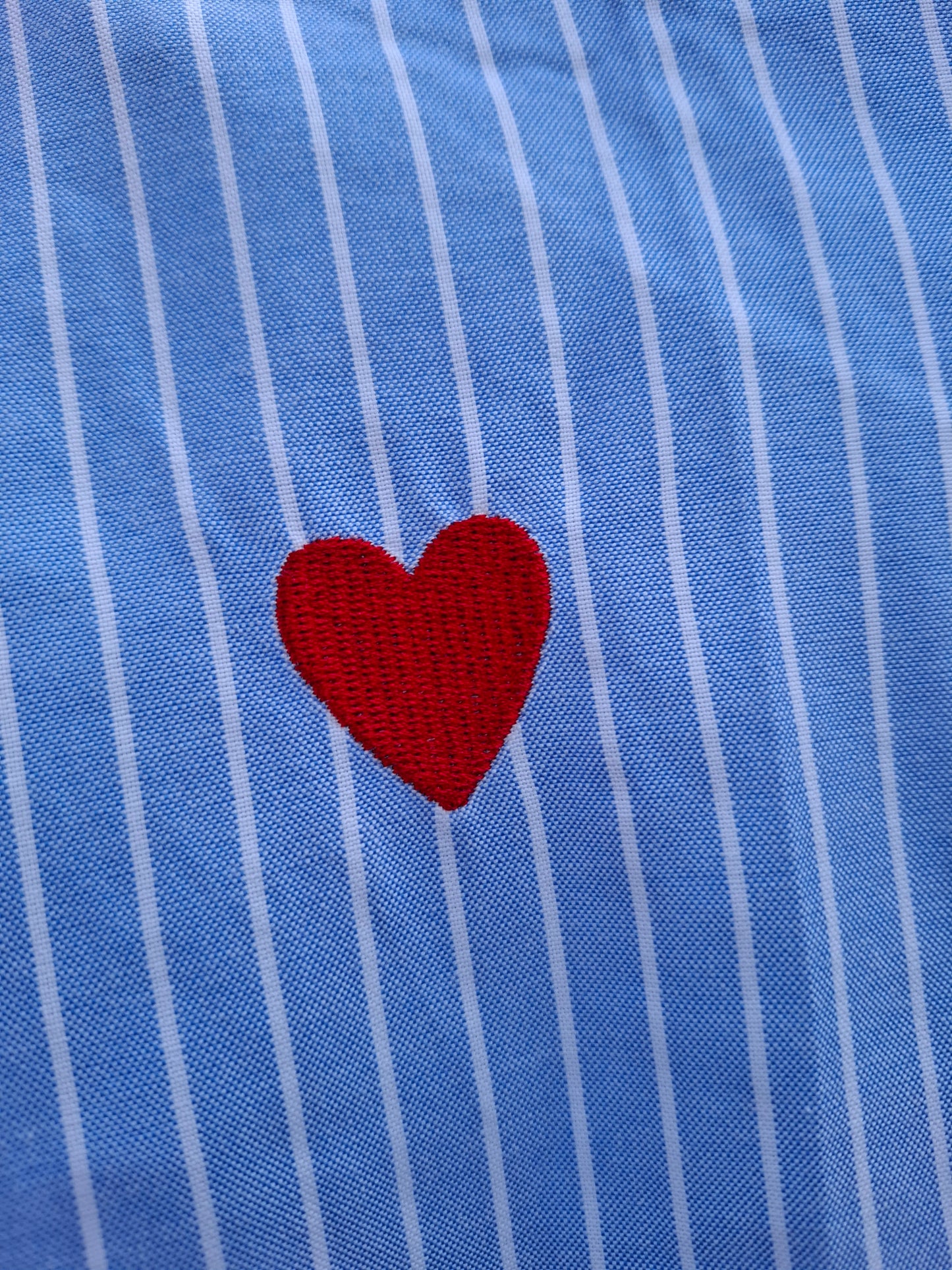 Chemise coton manches longues rayée bleue avec un cœur rouge