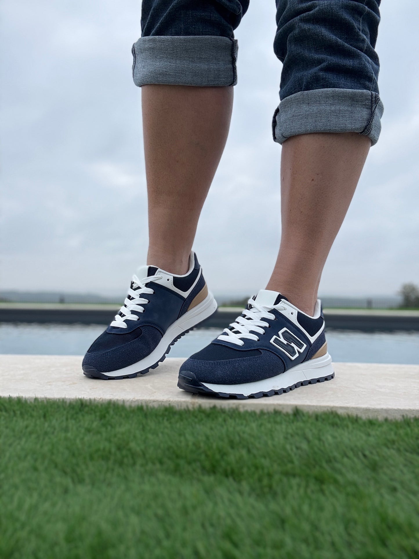 Chaussures baskets bleu marine et blanc avec logo stylisé style sneakers