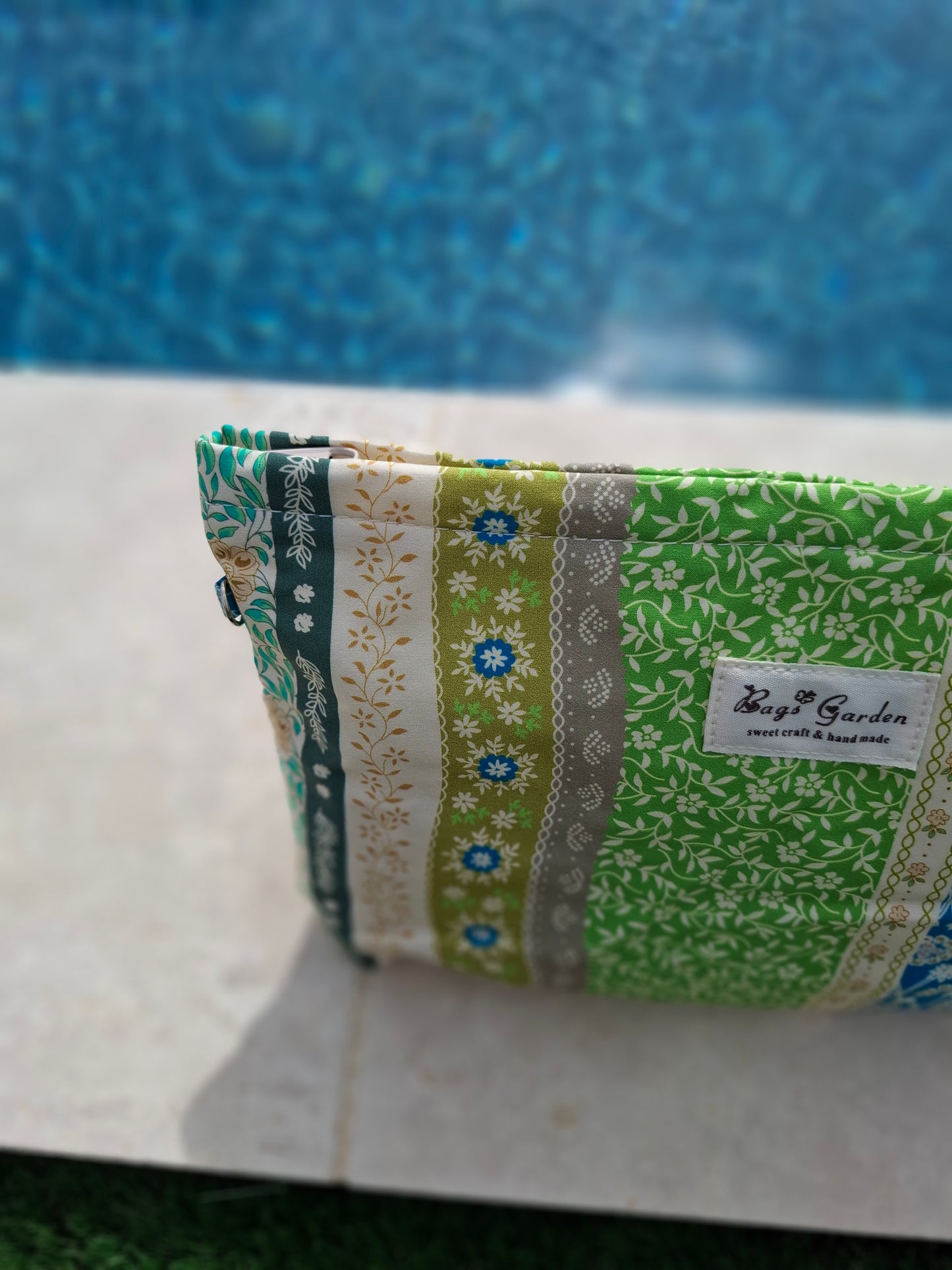 Trousse en tissu imperméabilisé motifs patchwork multicolores imprimés floraux et géométriques vert beige bleu