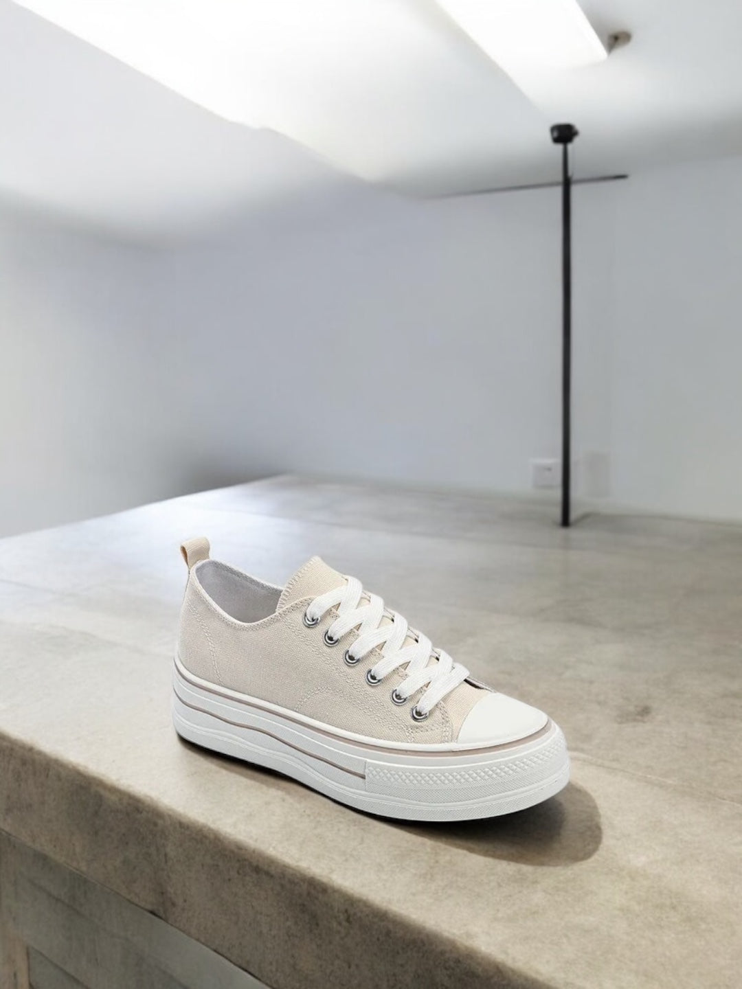 Chaussures baskets en toile beige clair semelle compensée style converse