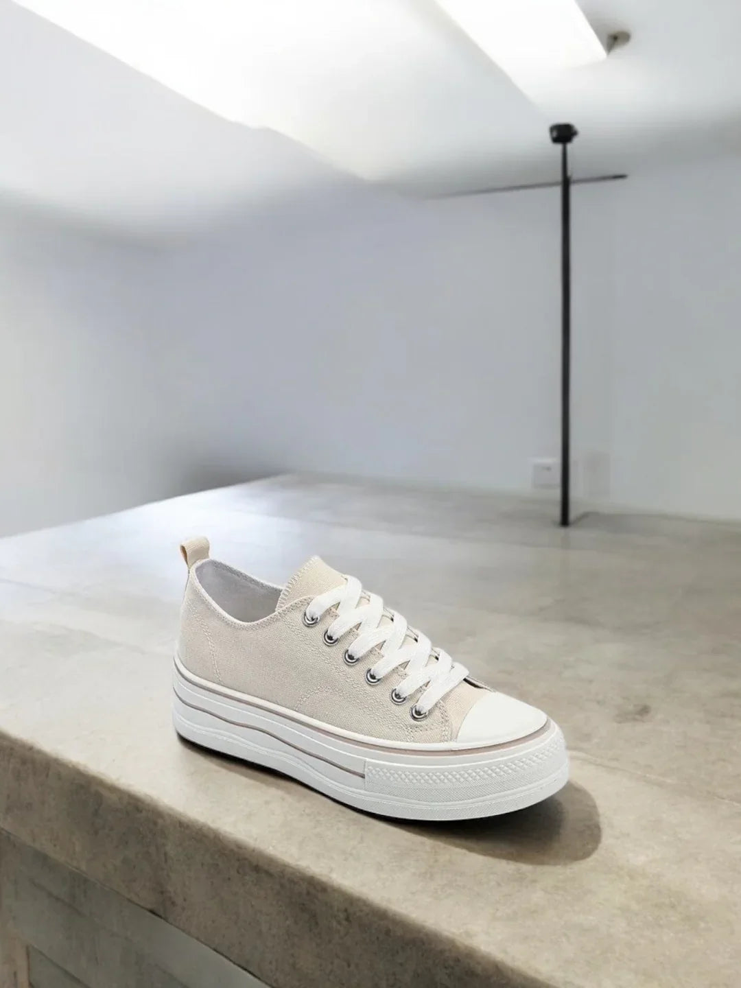 Chaussures baskets en toile beige clair semelle compensée style converse