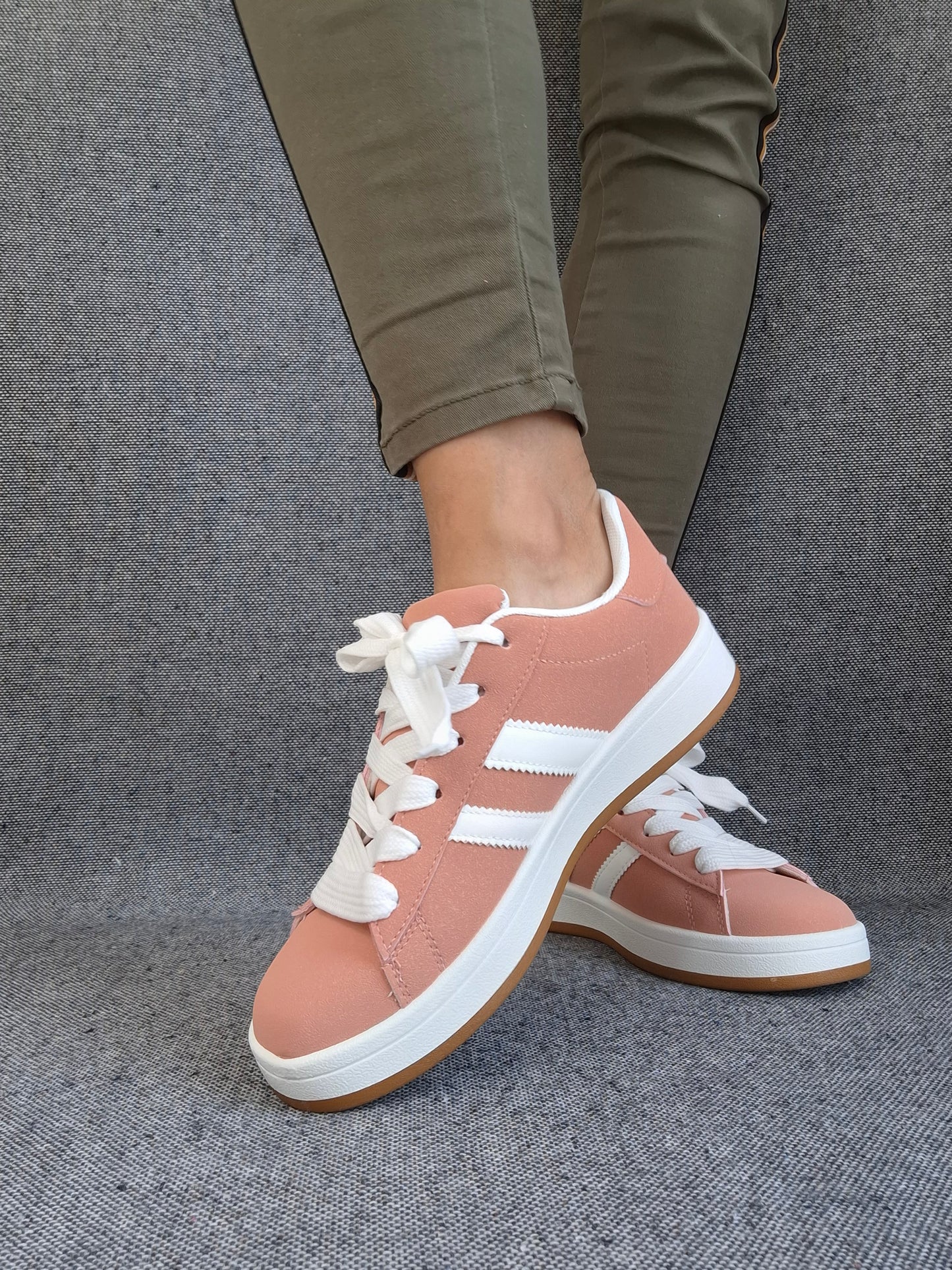 Chaussures baskets basses corail avec bandes blanches style sneakers campus