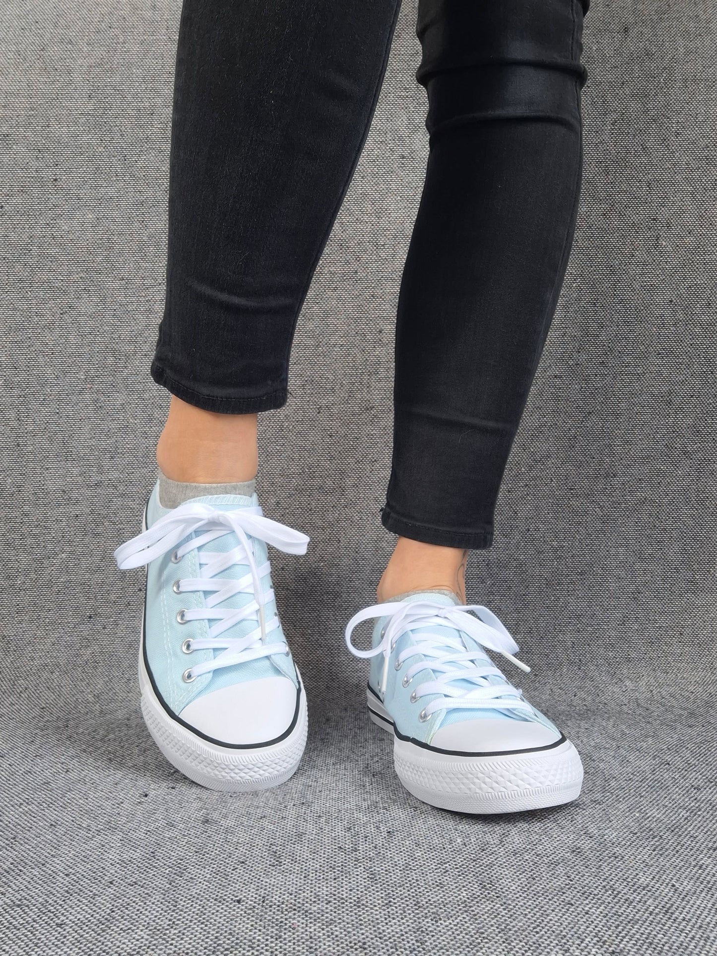 Chaussures baskets basses bleu ciel et blanc type converse