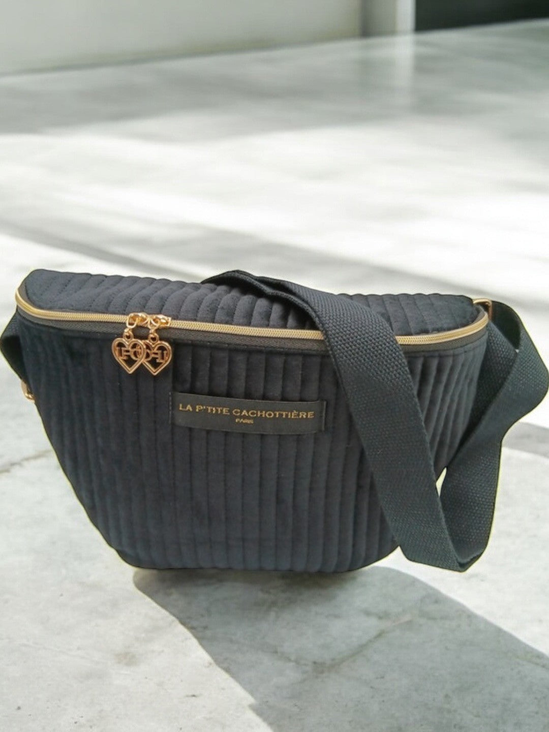 Sac banane en velours côtelé noir “La P’tite cachottière”