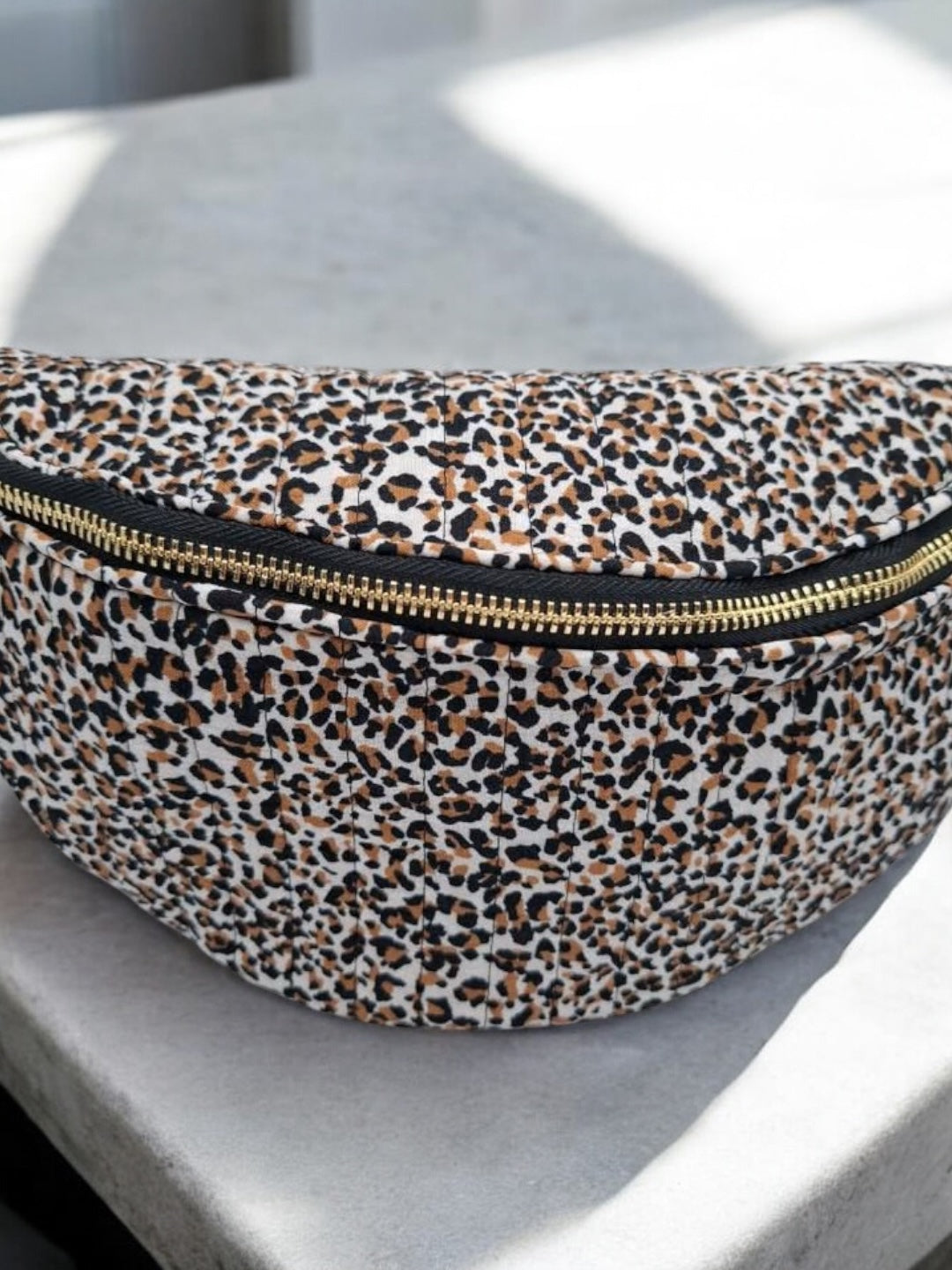 Sac banane beige motifs léopard matelassé en coton