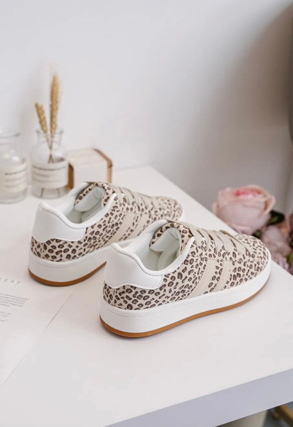 Chaussures baskets basses motif léopard basse en tissu beige style campus