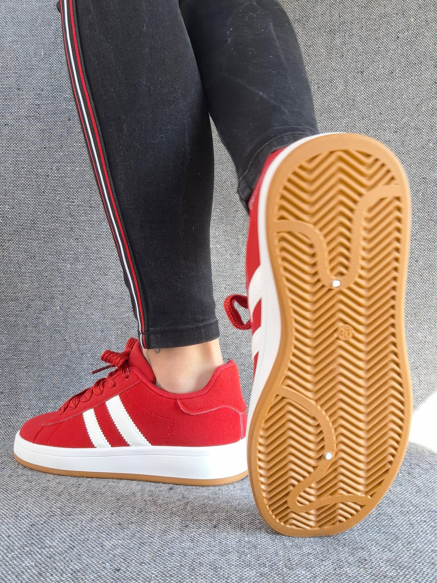 Chaussures baskets basses rouges avec bandes blanches style campus
