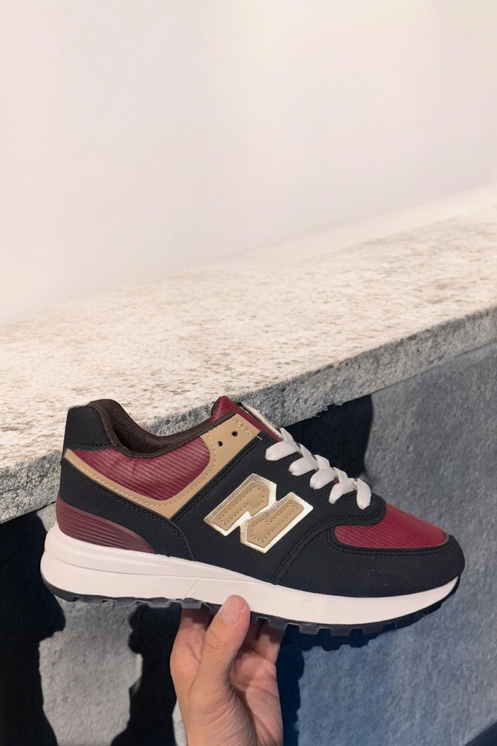 Chaussures baskets noire et rouge bordeaux avec logo stylisé style sneakers
