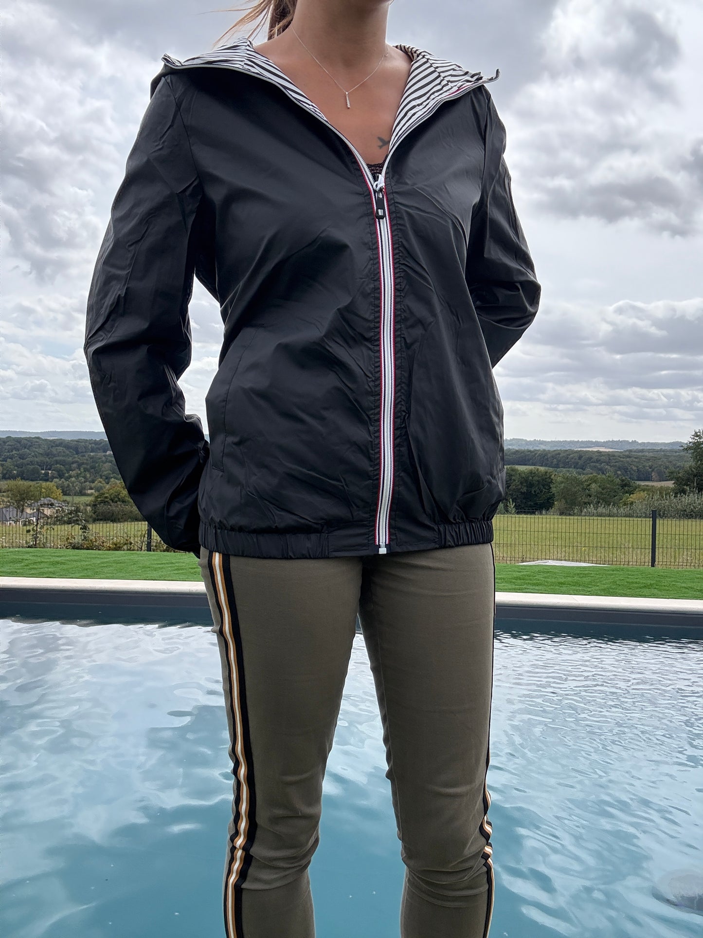 New Lolo - Manteau court mi fesses léger imperméable réversible noir capuche intérieur marin rayé noir blanc - Curvy