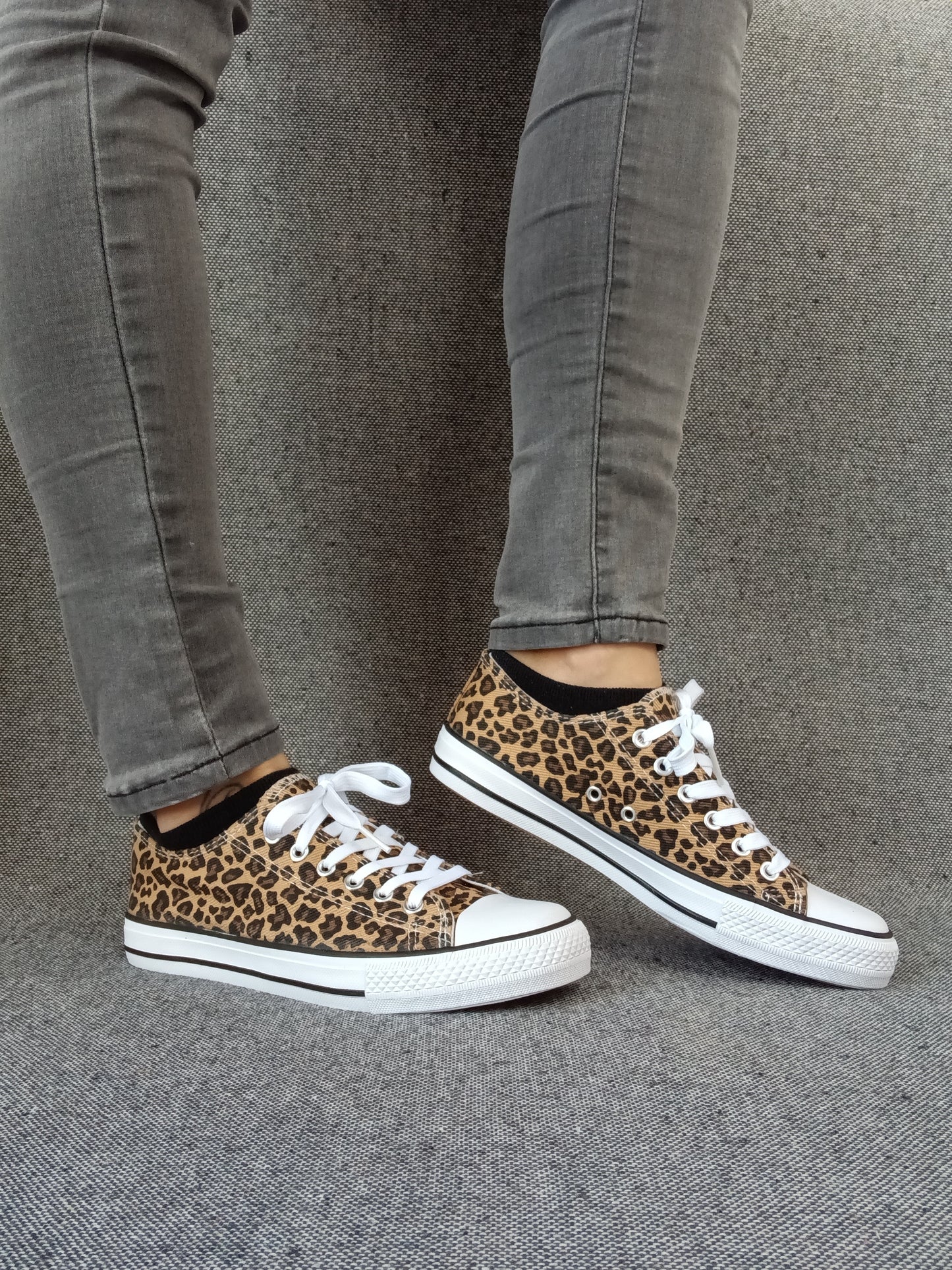 Chaussures baskets basses tissu léopard style converse