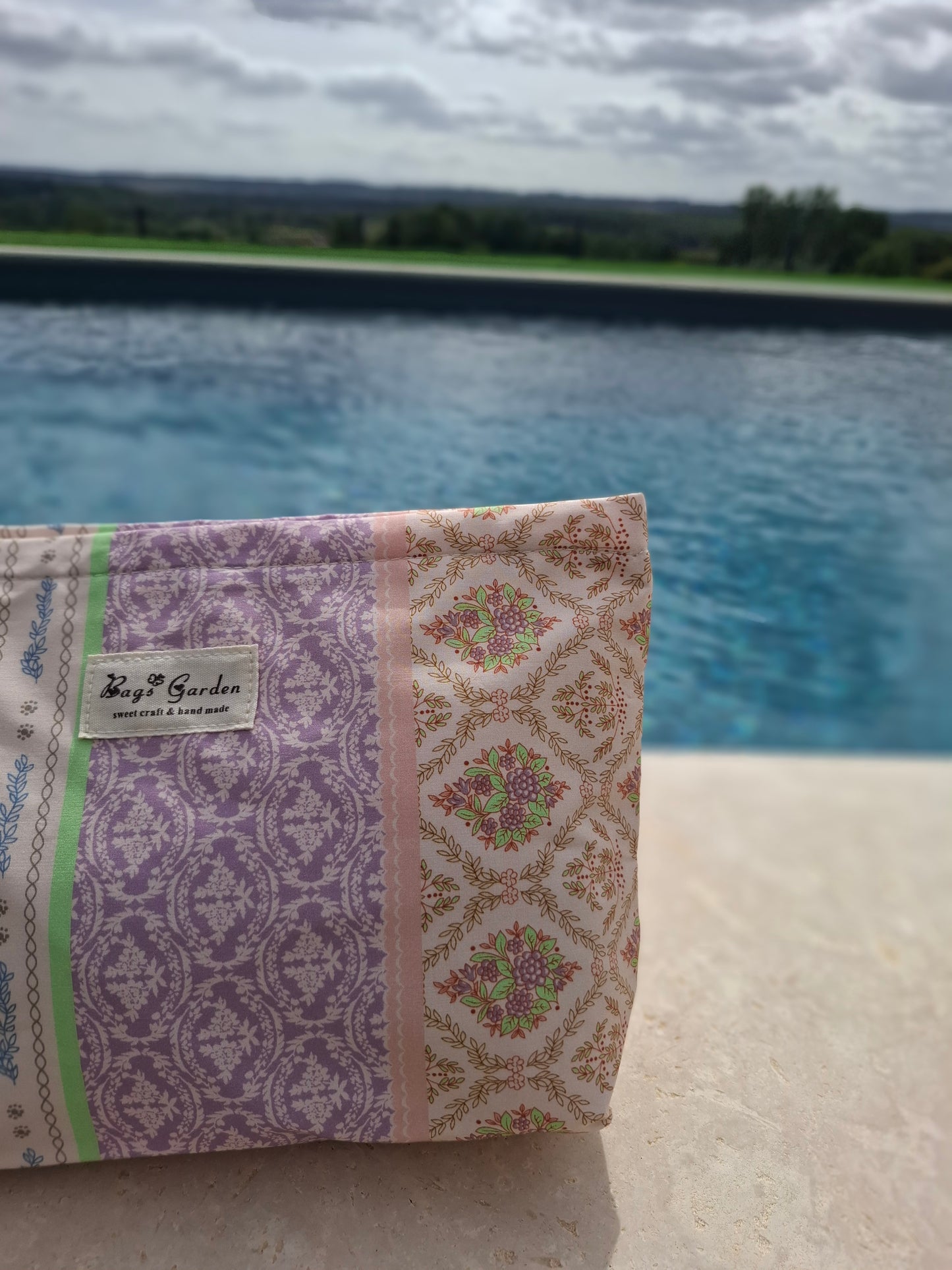 Trousse en tissu imperméabilisé motifs patchwork fleuri avec des motifs géométriques orange rose bleu
