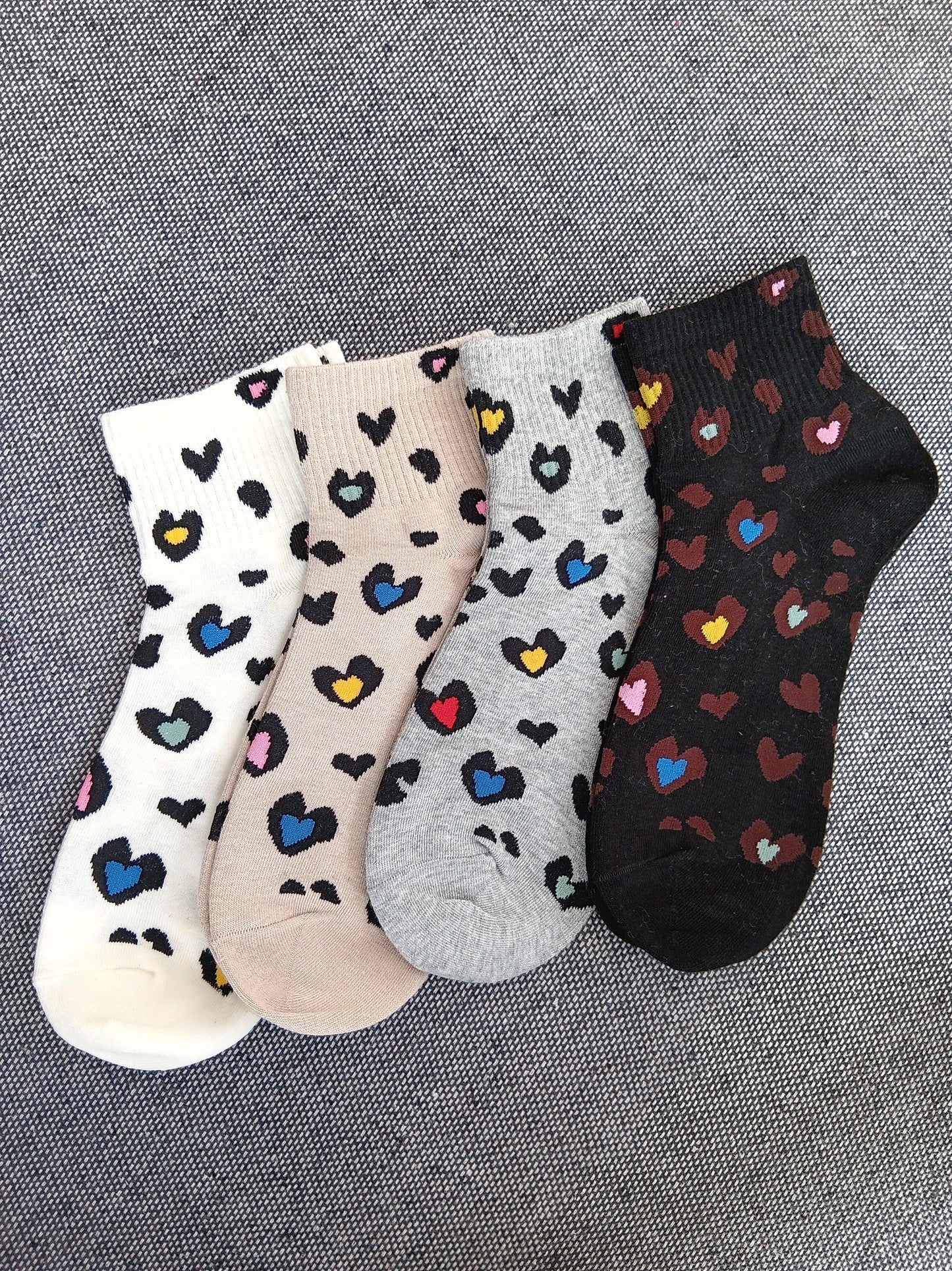 Paire de chaussettes noires en coton à motifs coeurs colorés