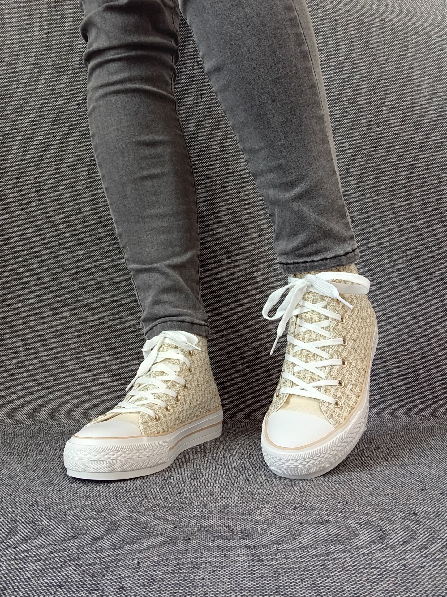 Chaussures baskets hautes en tissu style tressé beige brillant style converse