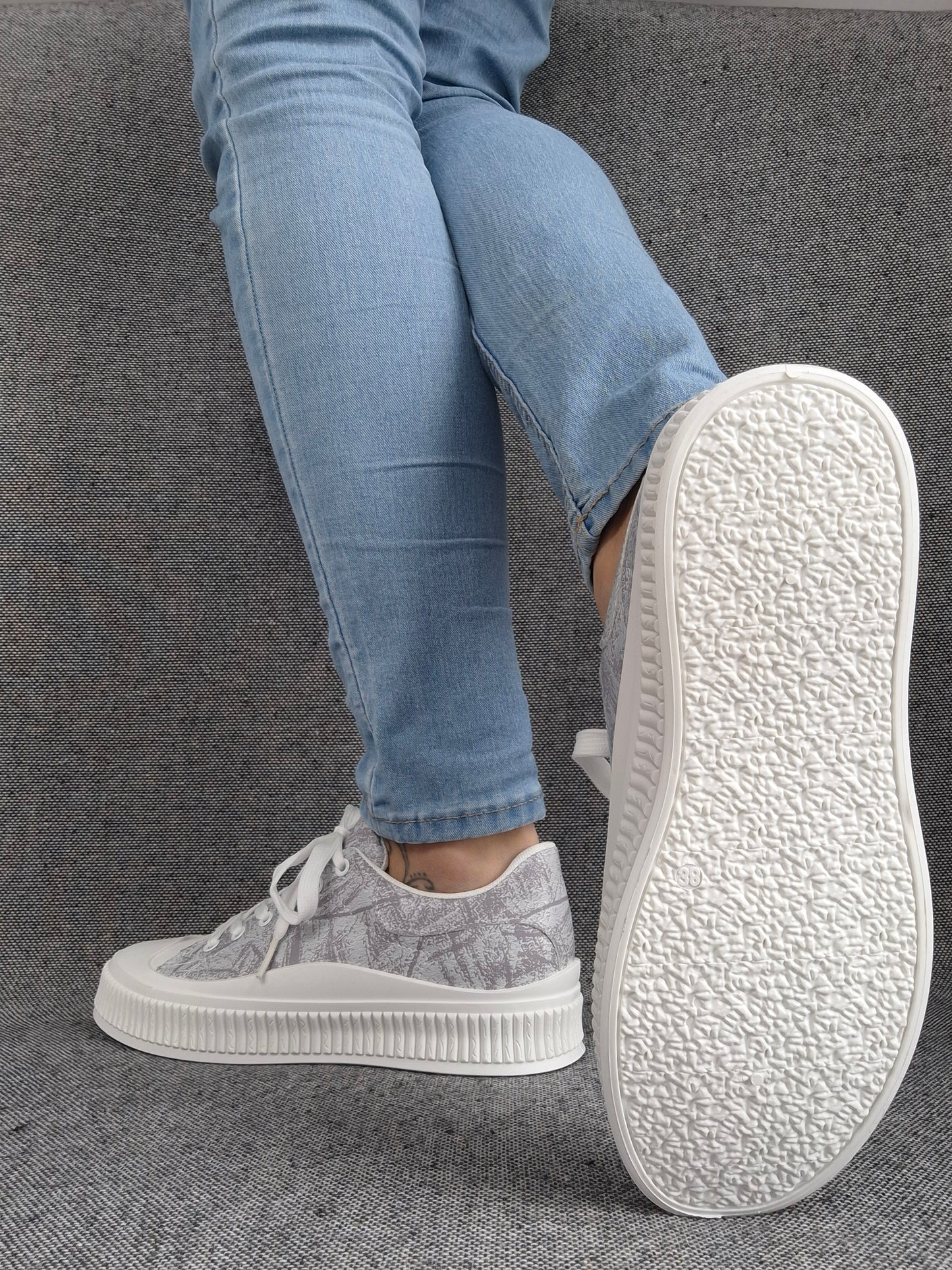 Chaussures baskets basses en tissu gris violet strié blanc
