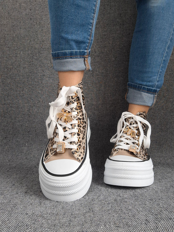 Chaussures baskets hautes semelle compensée en simili motif léopard style converse