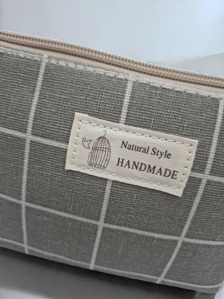 Trousse en coton motif à carreaux blancs sur un fond gris