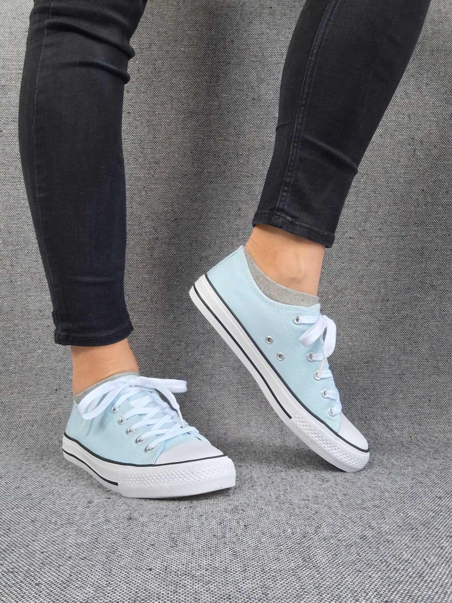 Chaussures baskets basses bleu ciel et blanc type converse
