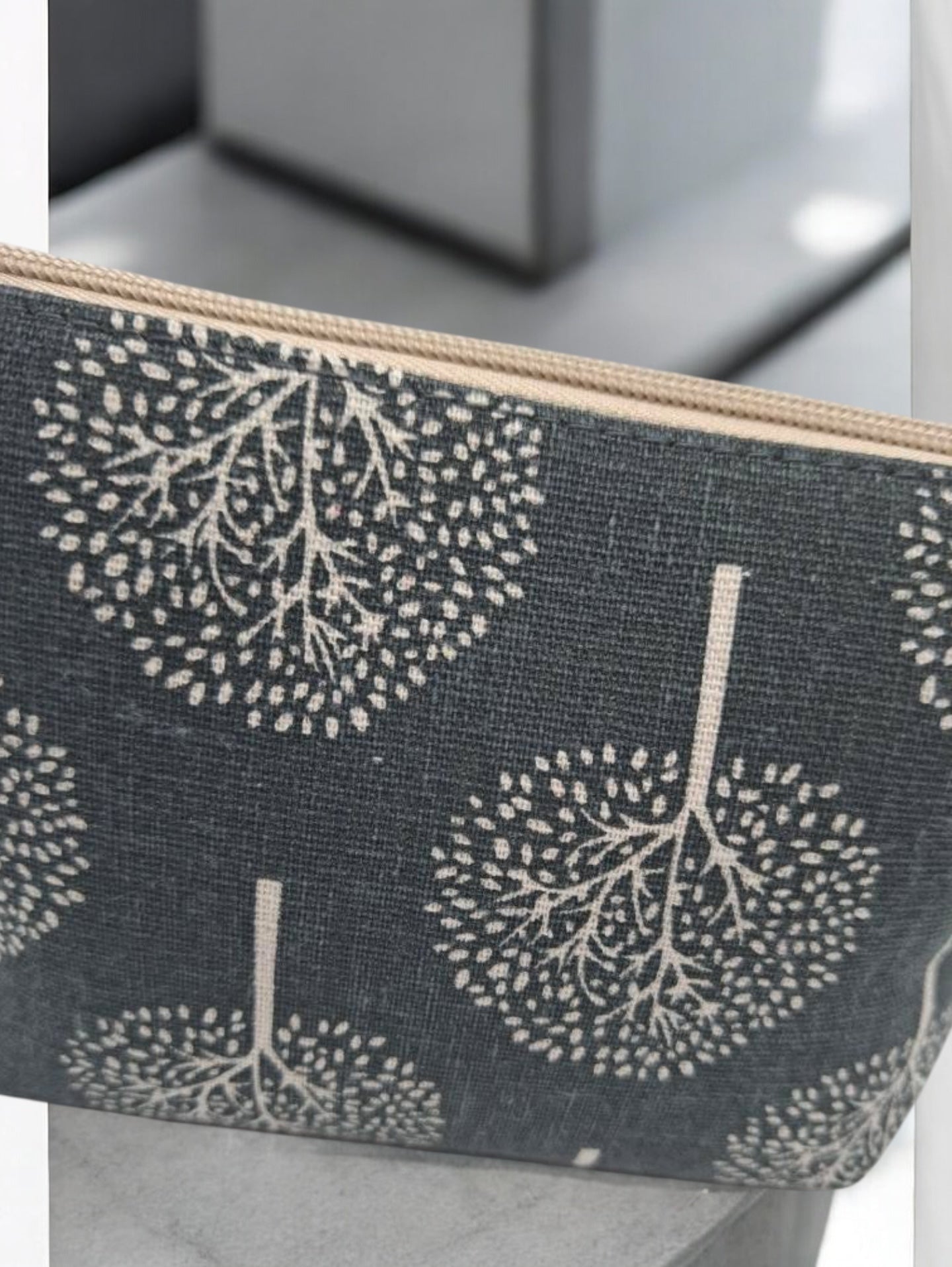 Trousse en coton gris motifs arbres blanc