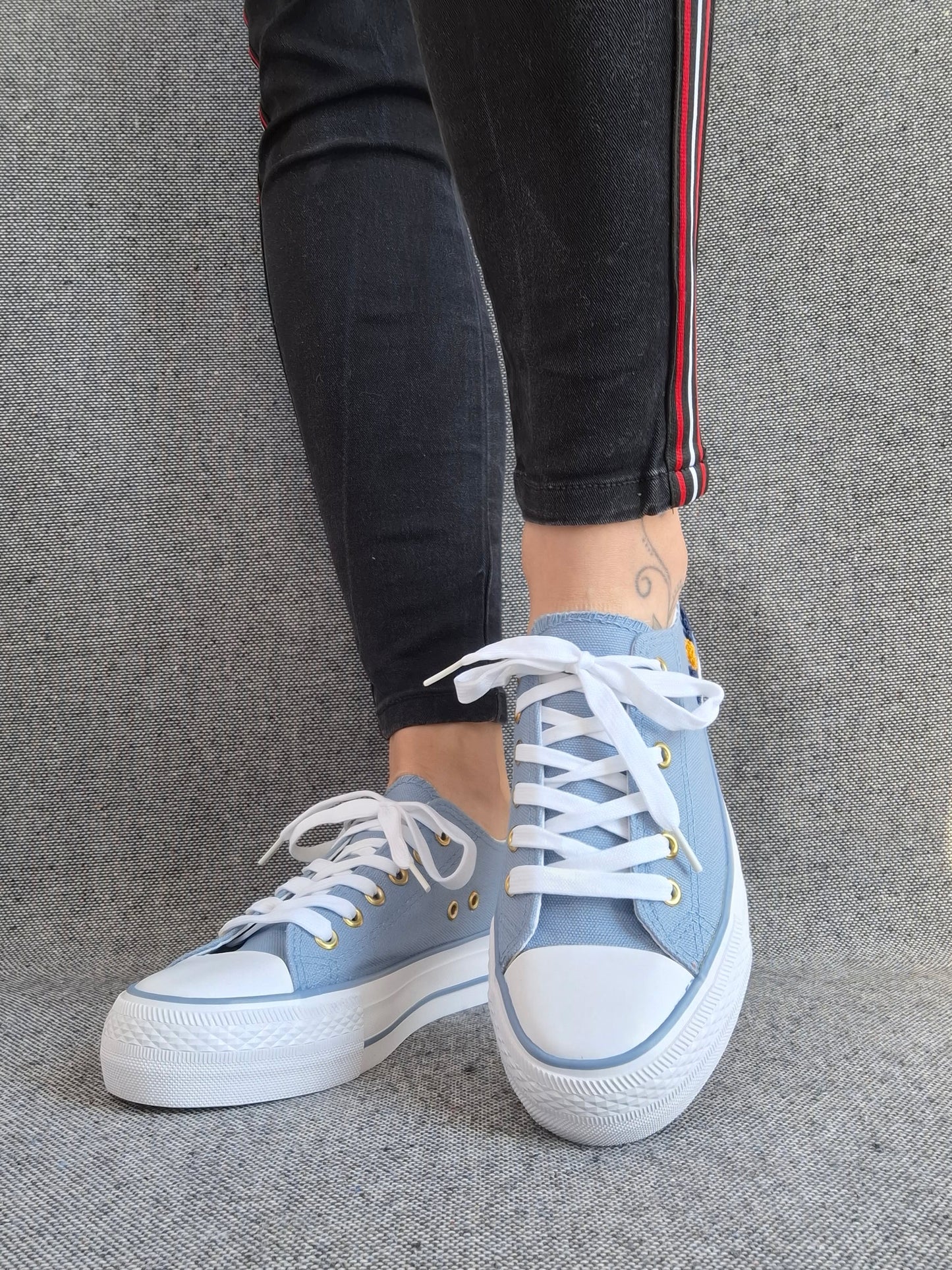 Chaussures baskets basses en toile bleu denim avec inscription “Amor” style converse