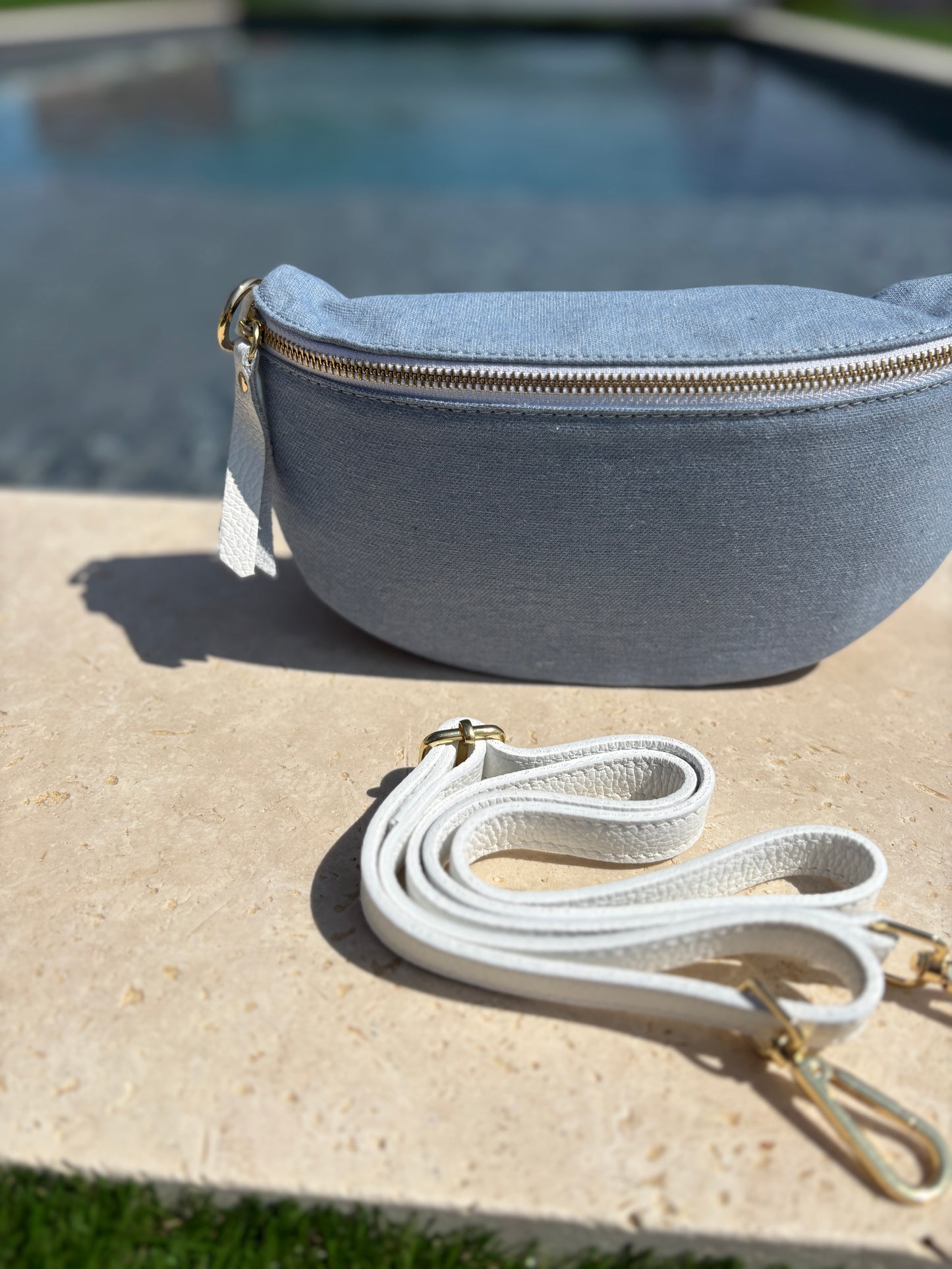 Sac banane tissu jean bandouliere blanche en cuir