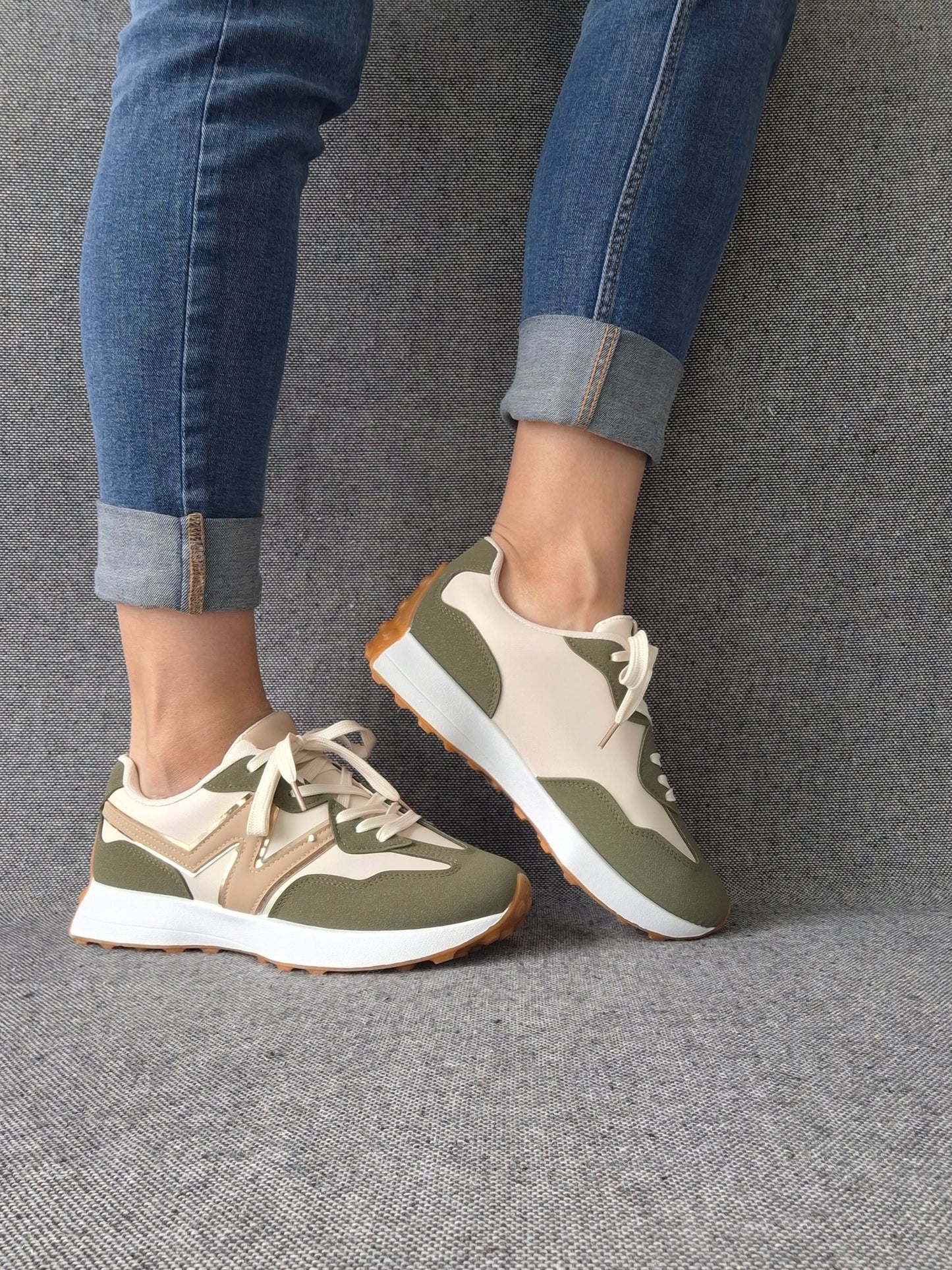 Chaussures baskets en tissu beige et kaki rehaussée par un motif taupe style sneakers