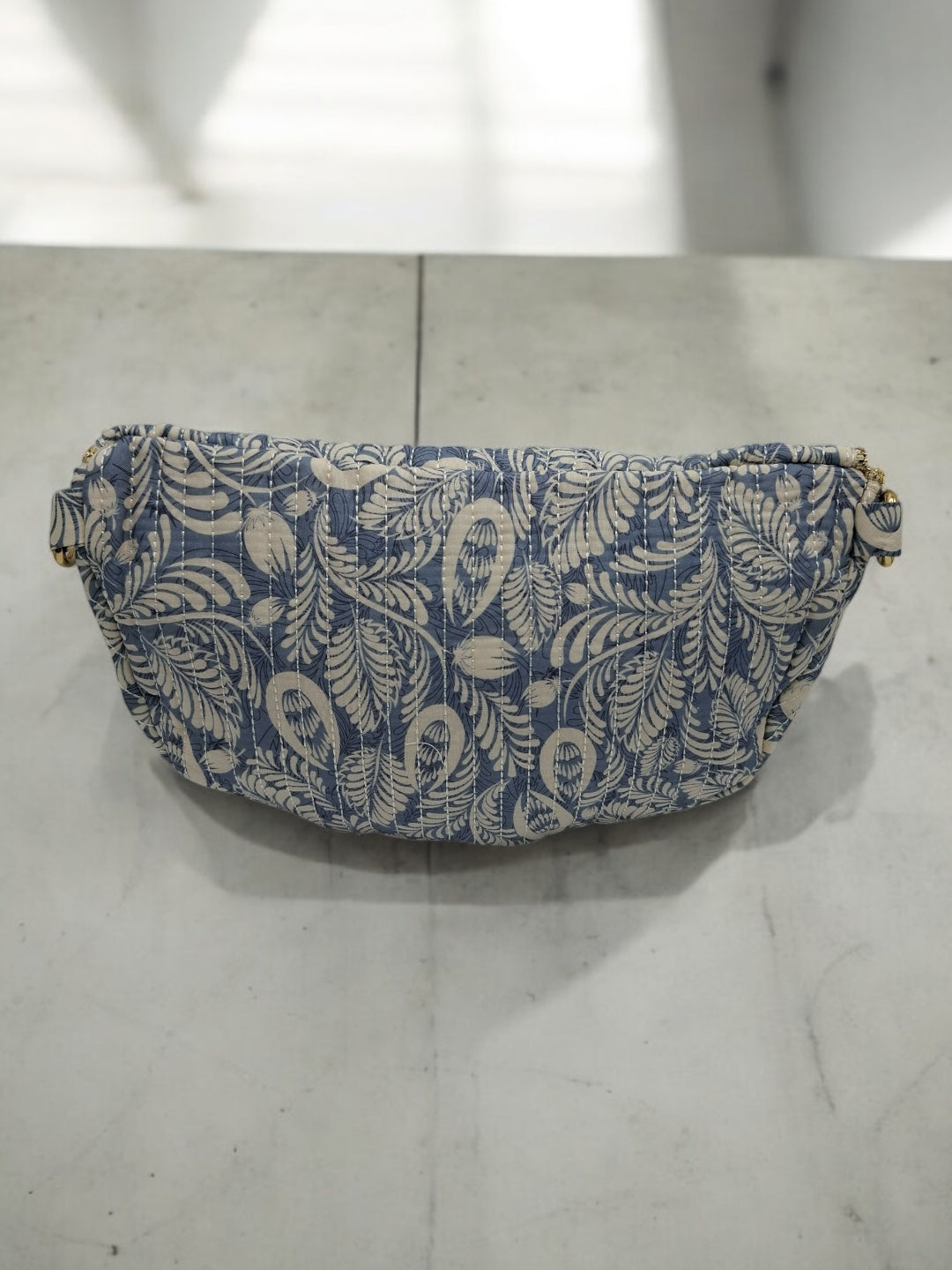 Sac banane en coton matelassé liberty fleuri bleu et creme