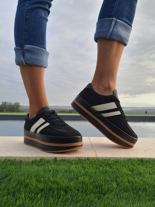 Chaussures baskets basses compensées noir avec bandes blanches style sneakers campus