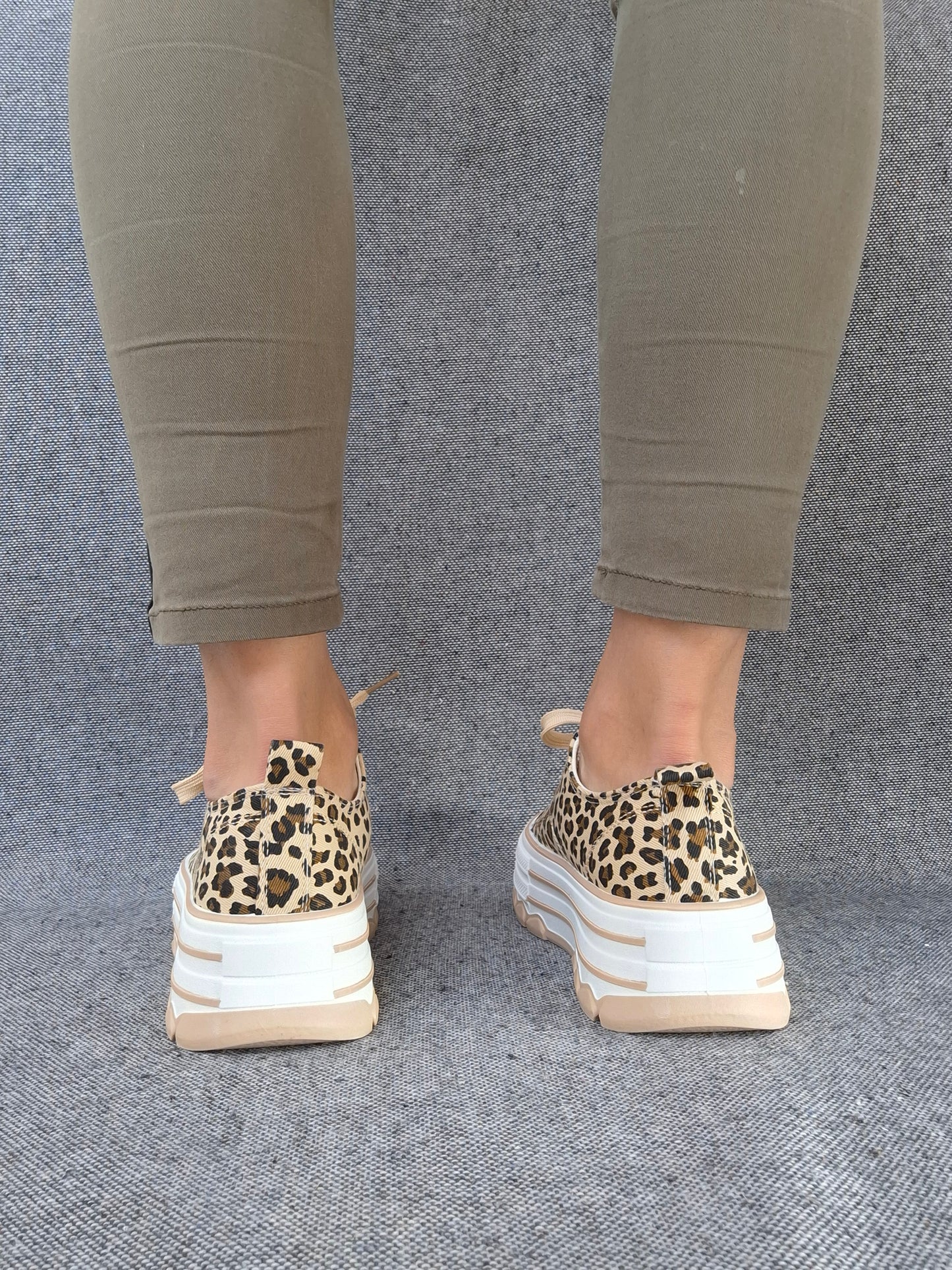 Chaussures baskets beiges et blanches motif léopard semelles plate-forme style converse