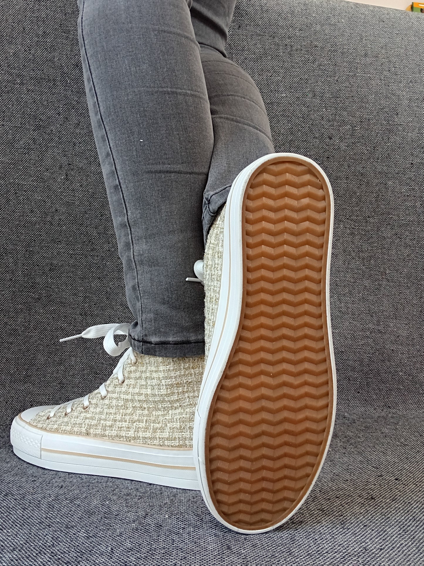 Chaussures baskets hautes en tissu style tressé beige brillant style converse