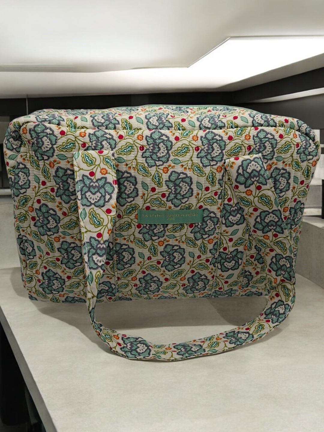 Sac week-end polochon en coton matelassé blanc liberty fleuri jaune et bleu