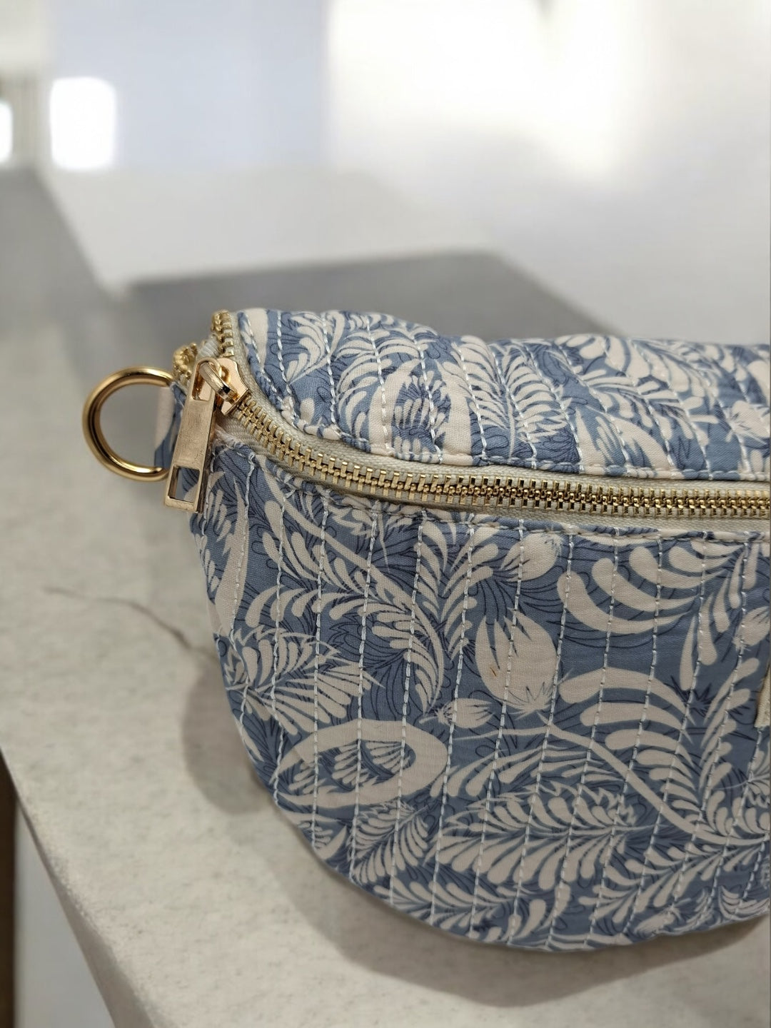 Sac banane en coton matelassé liberty fleuri bleu et creme