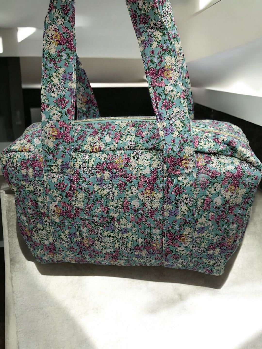 Sac week-end polochon en coton matelassé multicolore liberty fleuri rouge et blanc