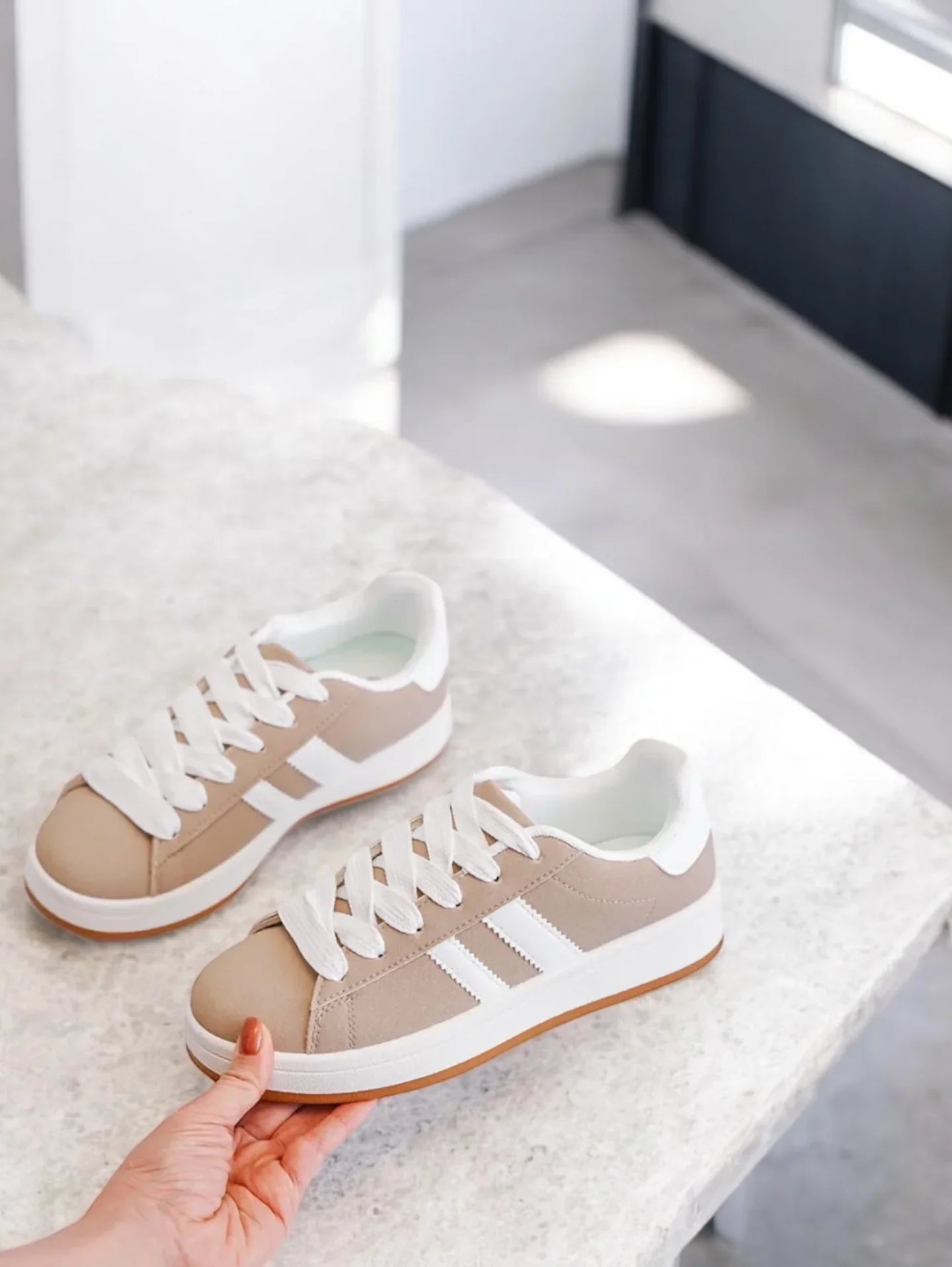 Chaussures baskets basses taupe avec bandes blanches style campus