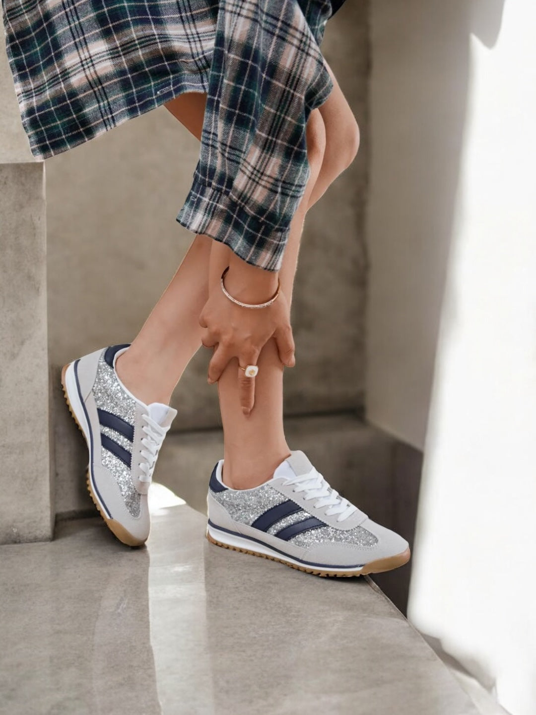 Chaussures baskets basses gris pailleté avec des rayures bleu marine style sneakers