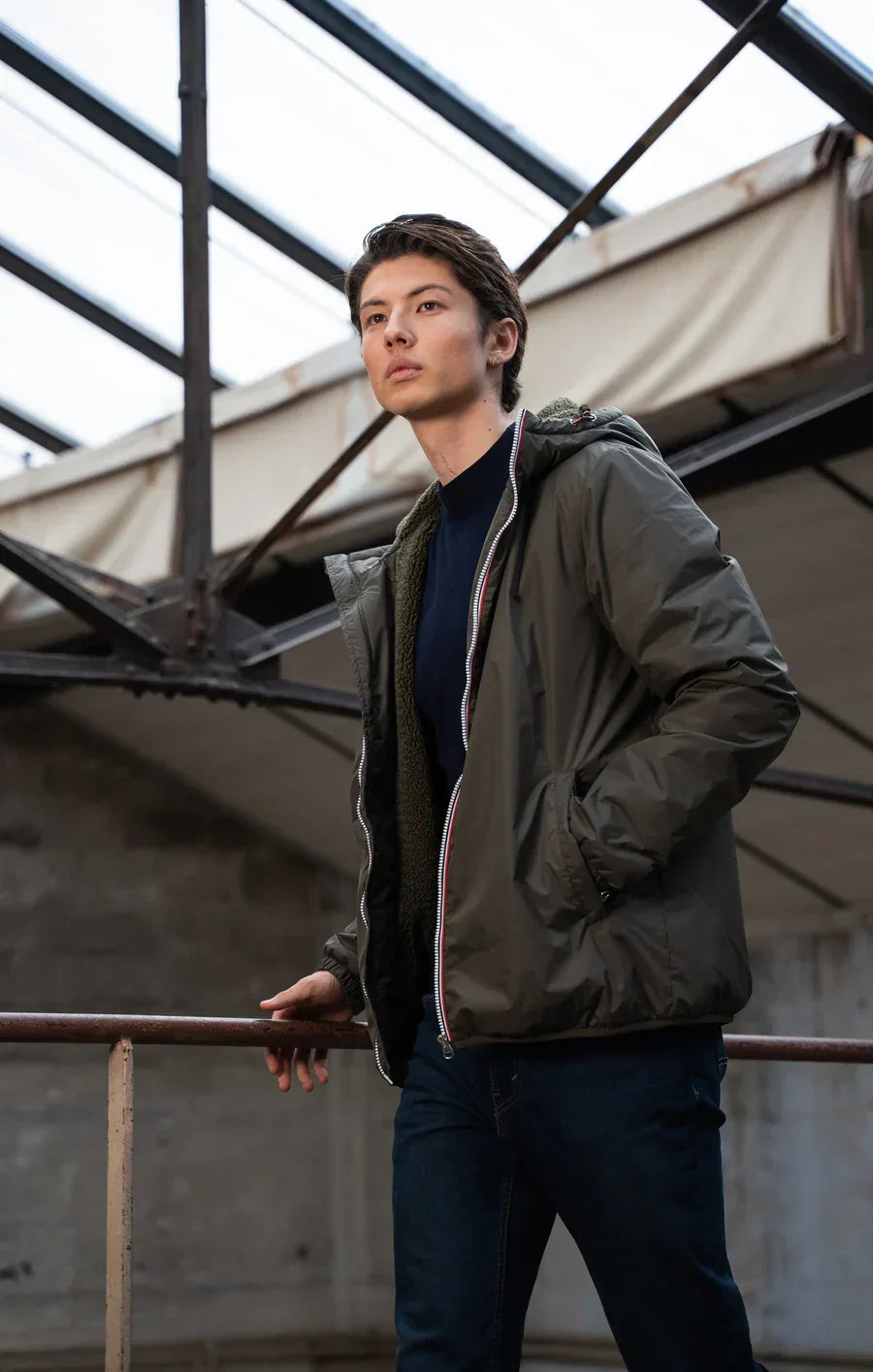 Chaqueta Corta para Hombre Laura Jo - Impermeable Caqui Forrada de Sherpa con Capucha y Bolsillo Interior