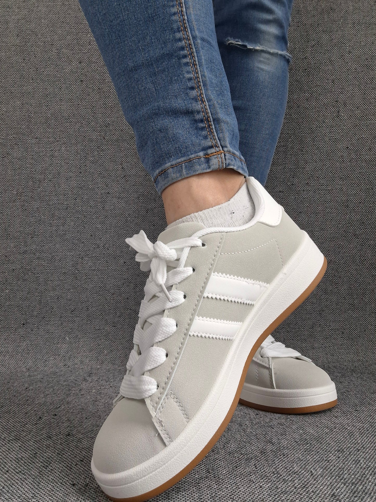 Chaussures baskets basses grises à rayures blanches style sneakers