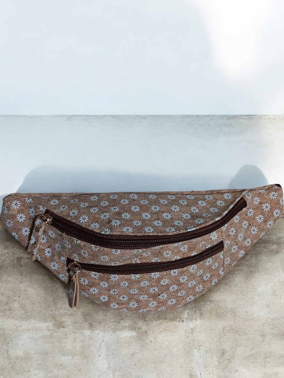 Sac banane en liège motifs « fleurs pâquerettes » - 2 poches