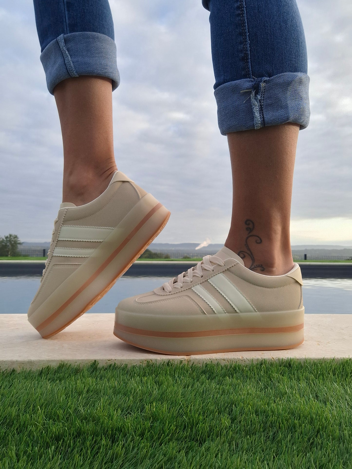 Chaussures baskets basses compensées beige blanc style sneakers campus