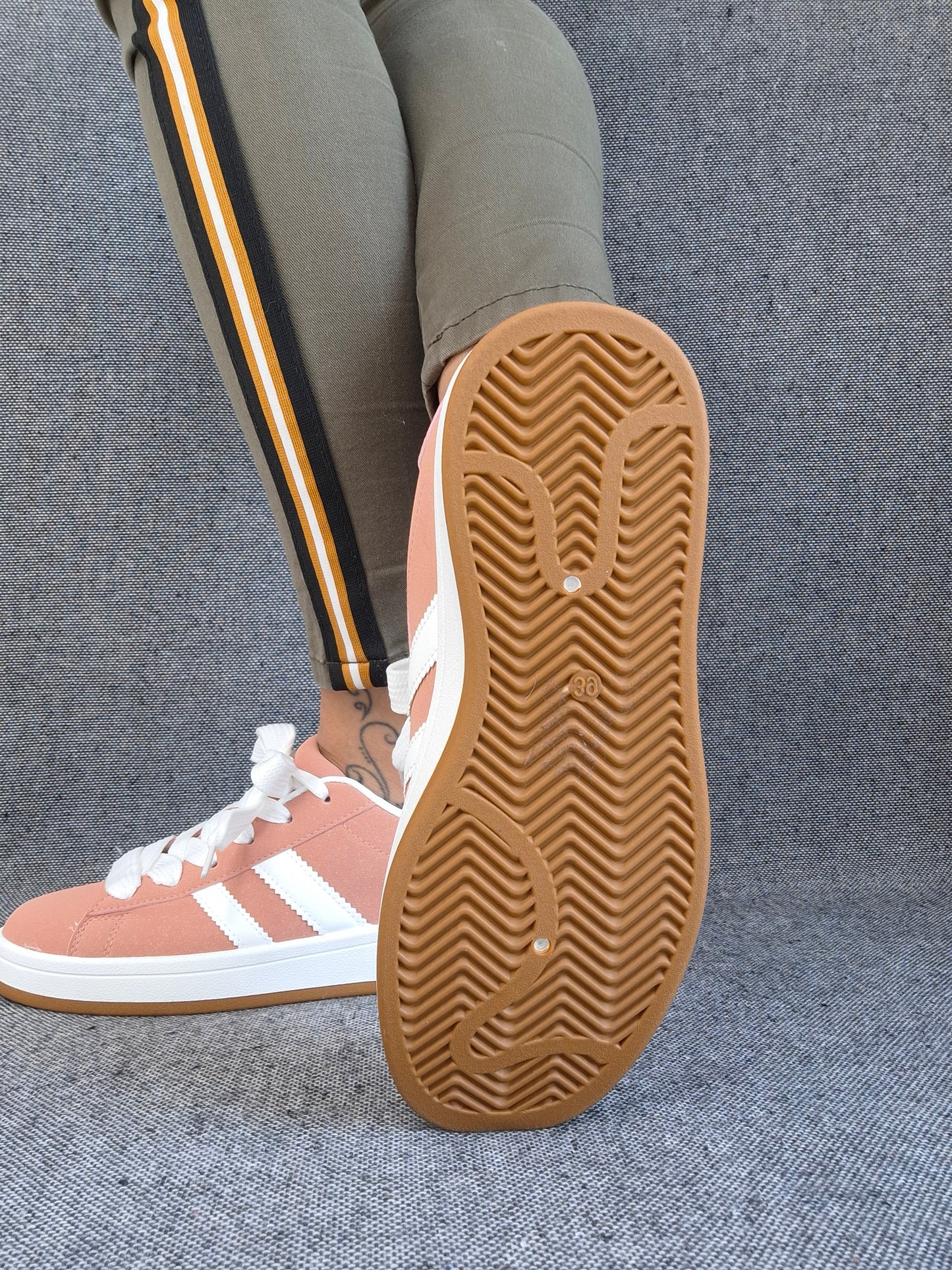 Chaussures baskets basses corail avec bandes blanches style sneakers campus