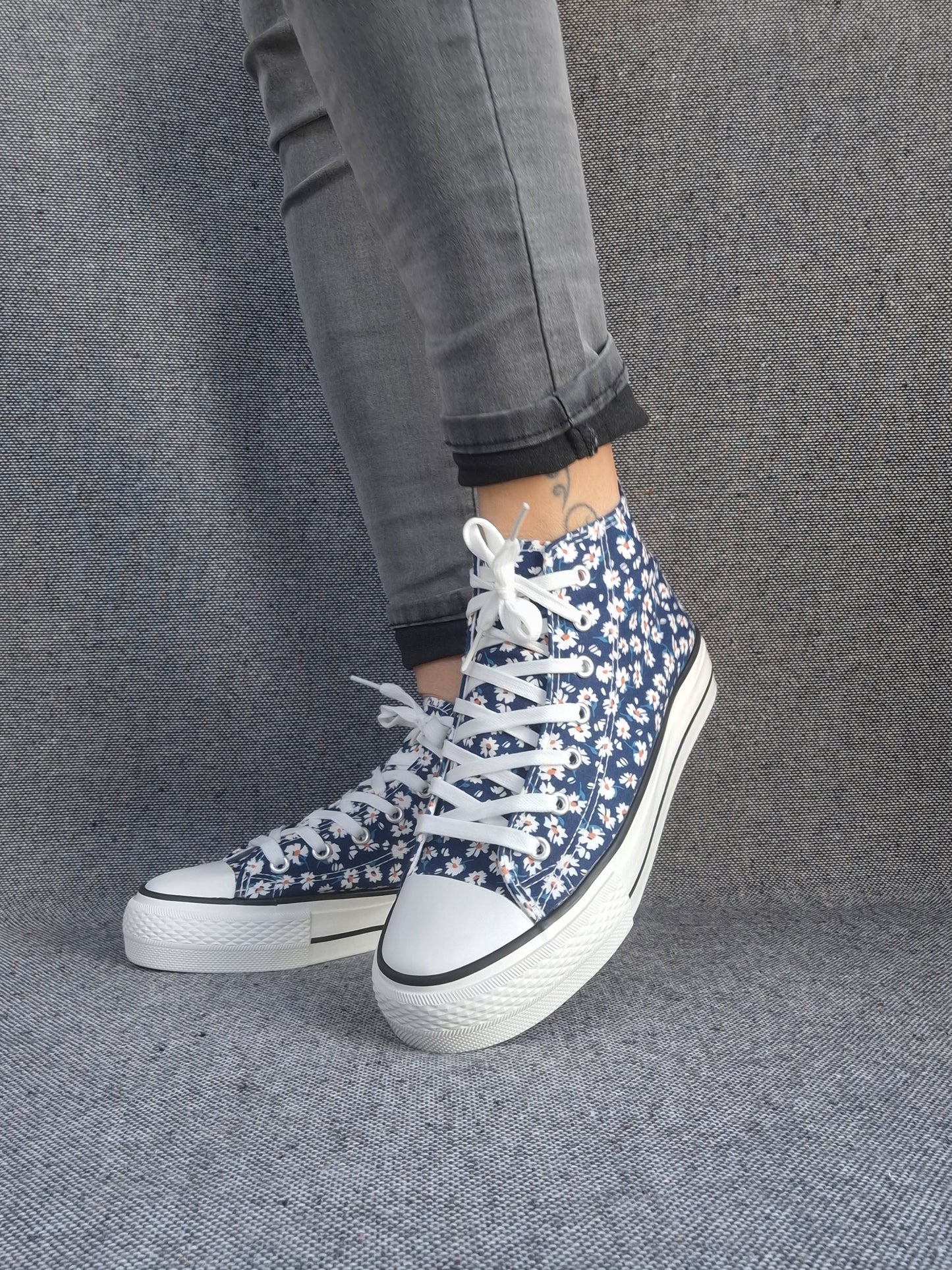 Chaussures baskets hautes motifs liberty fleurs bleu marine en tissu style converse